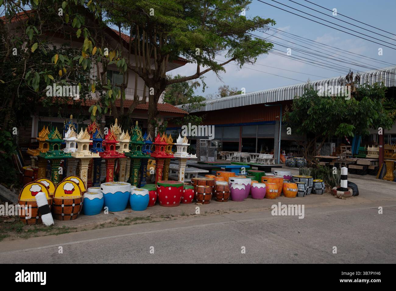 Eine Auswahl buddhistischer Pagoden als Gartenschmuck mit farbigen Töpfen zum Verkauf im Dorf Ban Sai Mun in der Nähe von Mae yao im Bezirk Mueang Chiang Rai, und Stockfoto