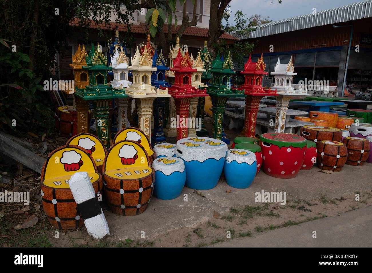 Eine Auswahl buddhistischer Pagoden als Gartenschmuck mit farbigen Töpfen zum Verkauf im Dorf Ban Sai Mun in der Nähe von Mae yao im Bezirk Mueang Chiang Rai, und Stockfoto