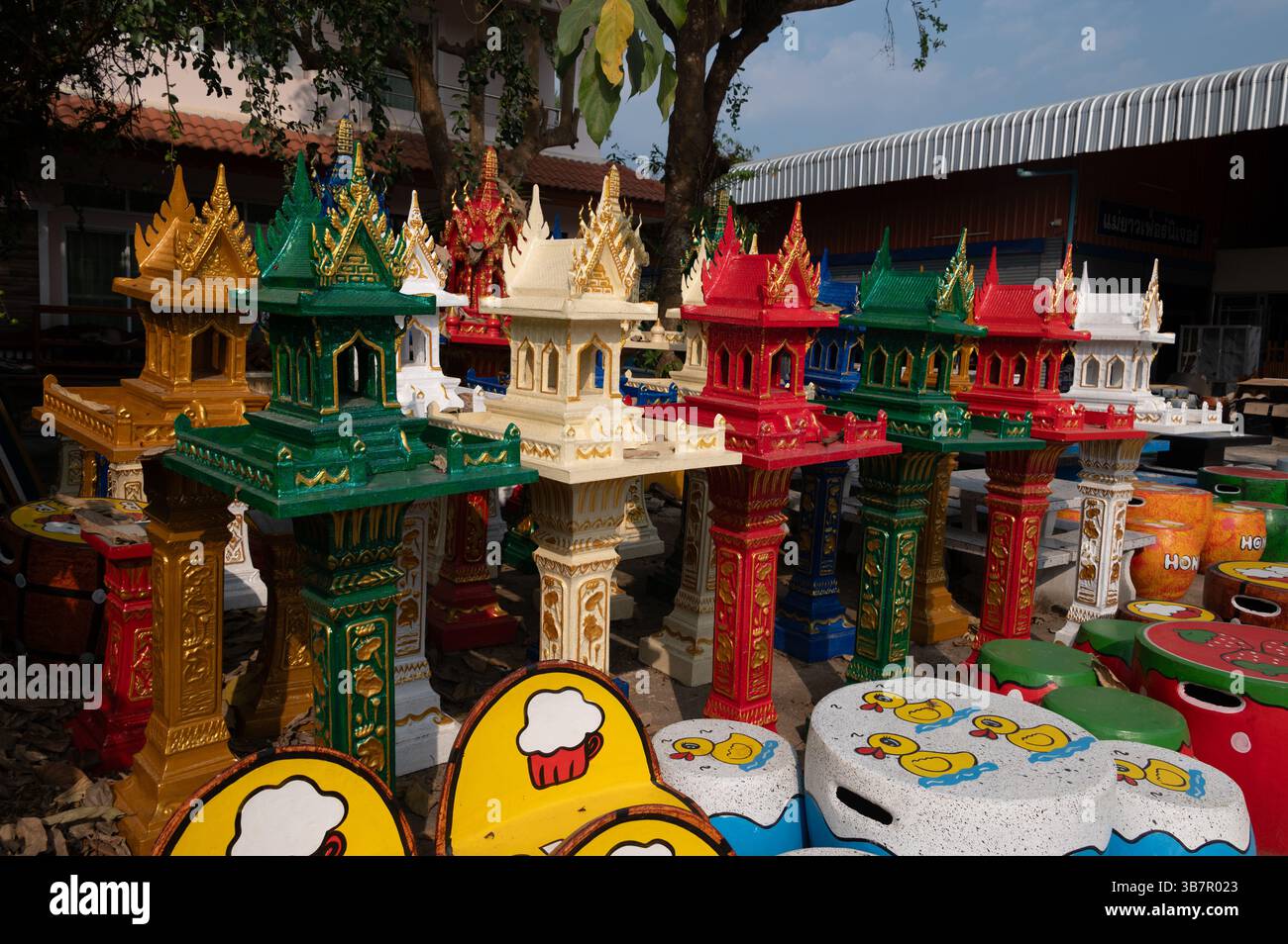 Eine Auswahl buddhistischer Pagoden als Gartenschmuck mit farbigen Töpfen zum Verkauf im Dorf Ban Sai Mun in der Nähe von Mae yao im Bezirk Mueang Chiang Rai, und Stockfoto
