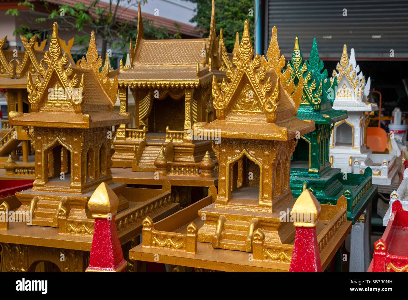 Eine Auswahl buddhistischer Pagoden als Gartenschmuck zum Verkauf im Dorf Ban Sai Mun in der Nähe von Mae yao im Bezirk Mueang Chiang Rai und Chiang Rai in Nort Stockfoto