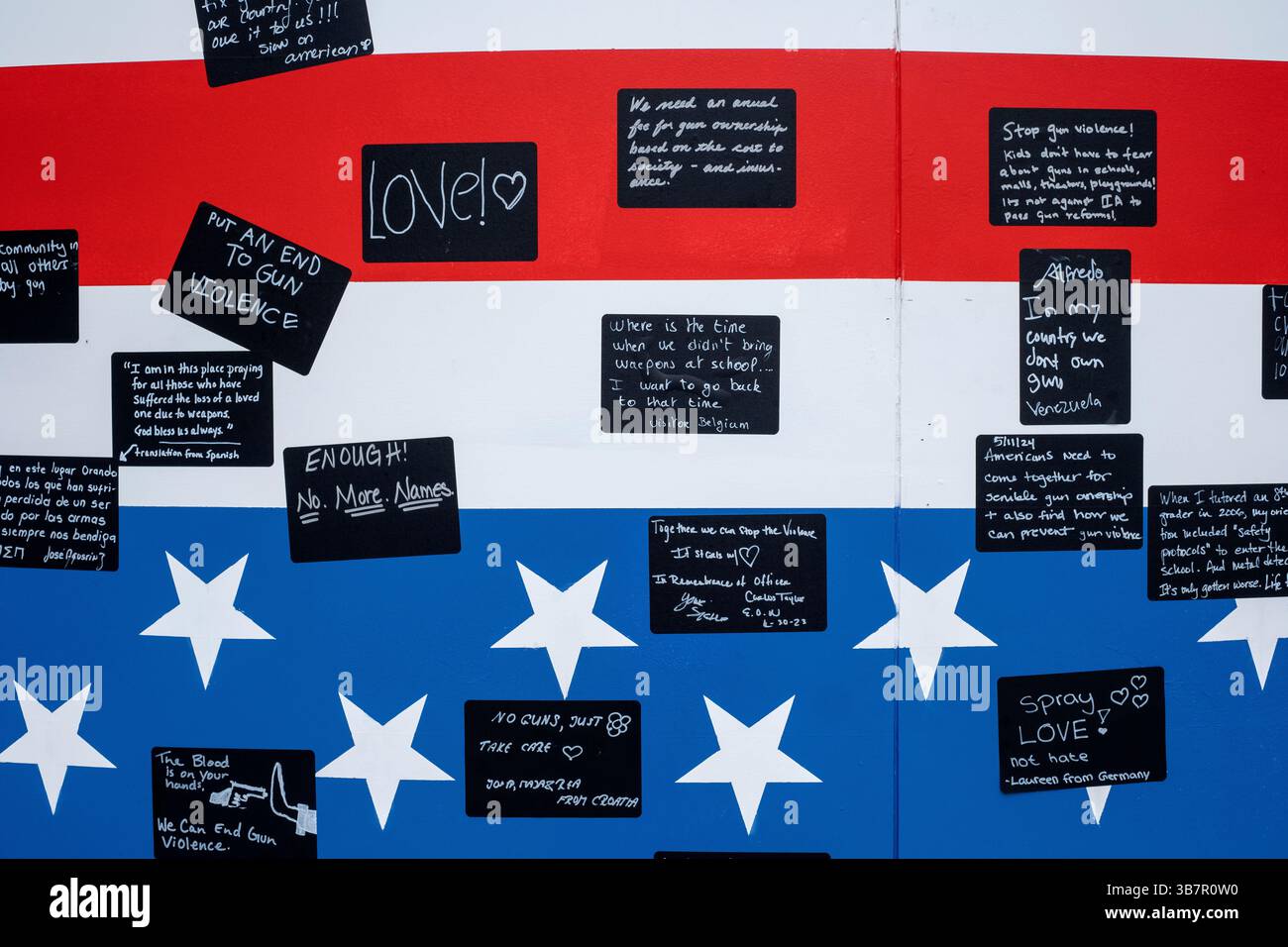19. Mai 2024, Washington, District of Columbia, USA: „Aliable Right to Life“, eine öffentliche Kunstinstallation der Künstlerin Suzanne Brennan Firstenber auf dem Freedom Plaza in Washington, D.C. die Installation zeigt eine massive amerikanische Flagge, die aus den Namen von 1.039 Massenschiessopfern geschaffen wurde und ein Bild der Unabhängigkeitserklärung überlagert. Weitere Elemente sind ein Originalgedicht, das sich an alle Opfer von Waffengewalt richtet, und ein kreisförmiges Wandgemälde, auf dem Besucher persönliche Geschichten erzählen können. (Kreditbild: © Probal Rashid/ZUMA Press Wire) Stockfoto