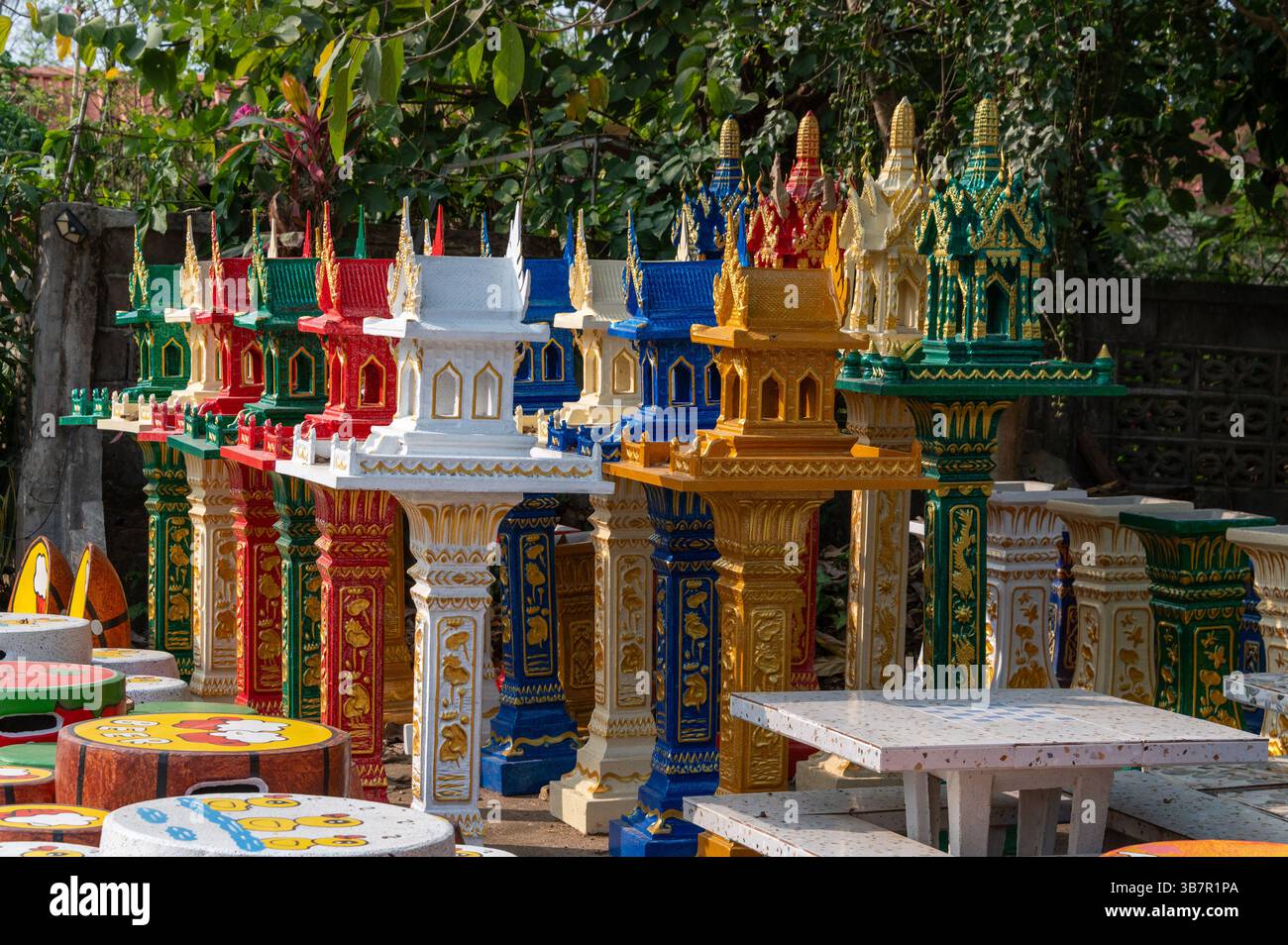 Eine Auswahl buddhistischer Pagoden als Gartenschmuck zum Verkauf im Dorf Ban Sai Mun in der Nähe von Mae yao im Bezirk Mueang Chiang Rai und Chiang Rai in Nort Stockfoto