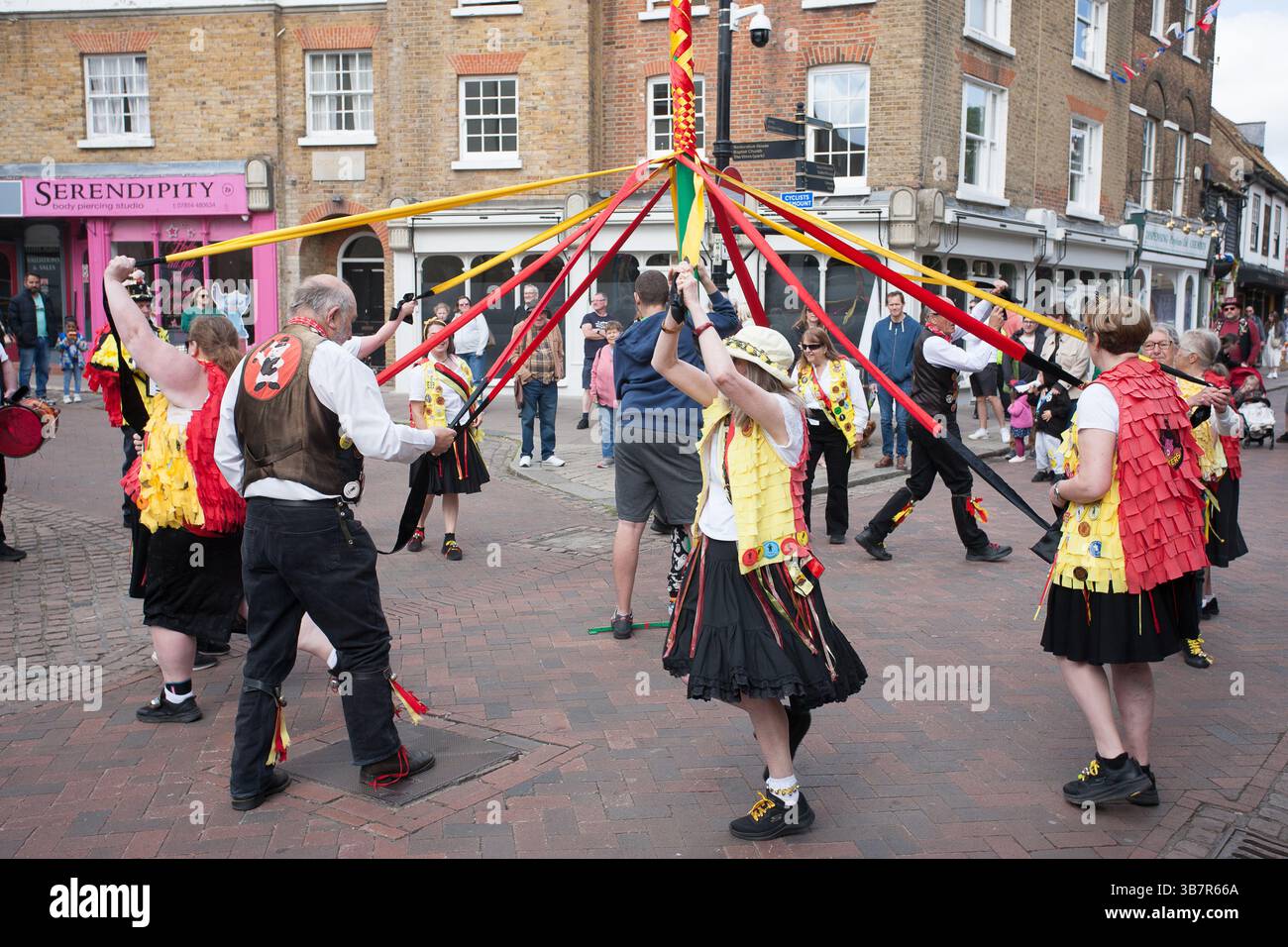 Maypole-Tänzer tanzen Stockfoto