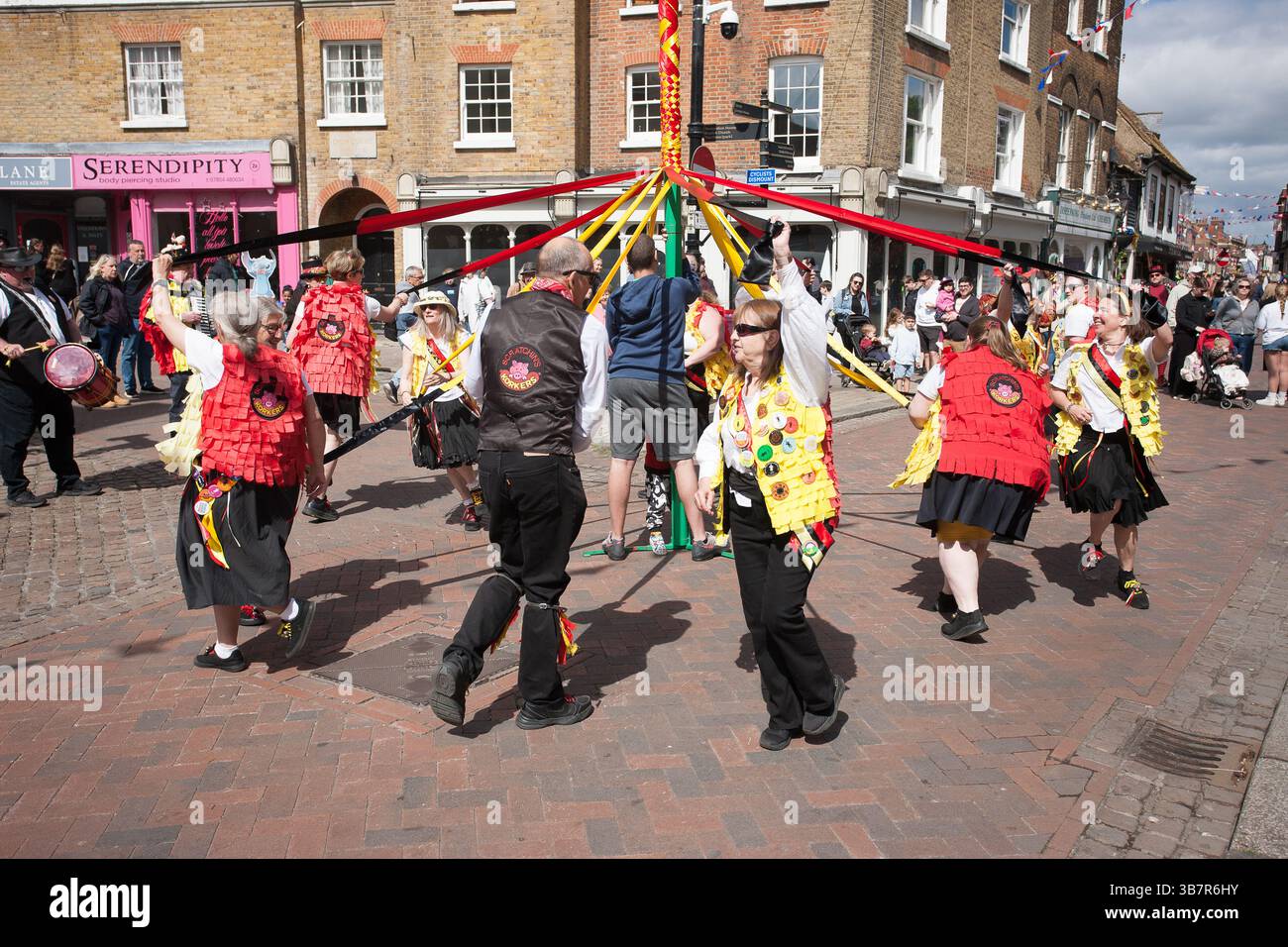 Maypole-Tänzer tanzen Stockfoto