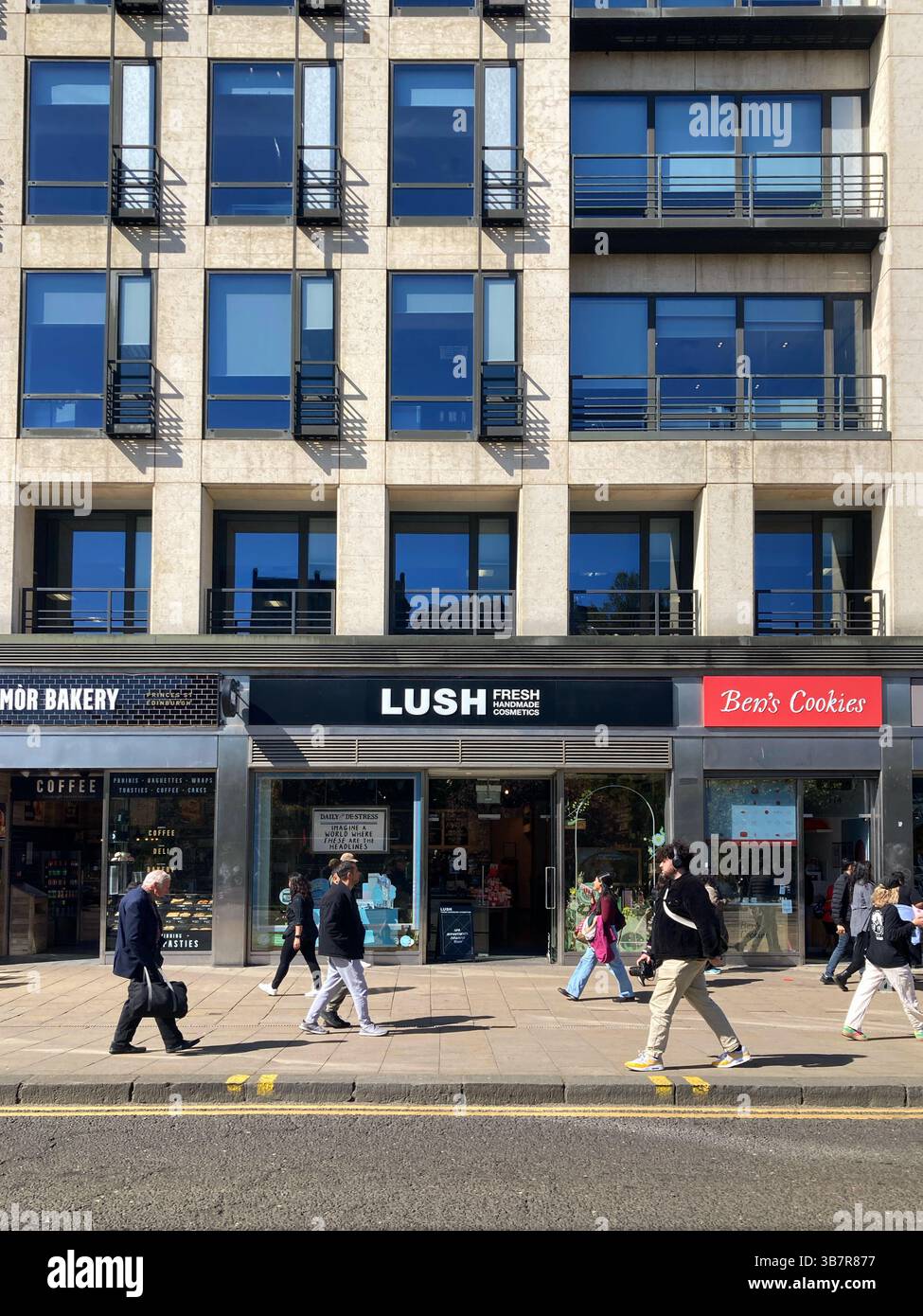 Mor Bakery, Lush Cosmetics und Ben's Cookies, Princes Street, Edinburgh Schottland - Smartphone-aufgenommenes Stockfoto