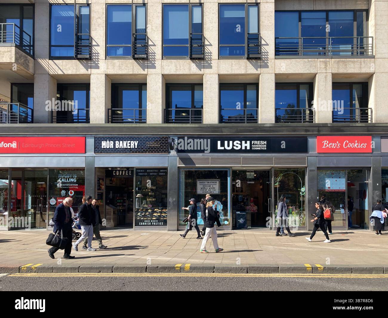 Mor Bakery, Lush Cosmetics und Ben's Cookies, Princes Street, Edinburgh Schottland - Smartphone-aufgenommenes Stockfoto