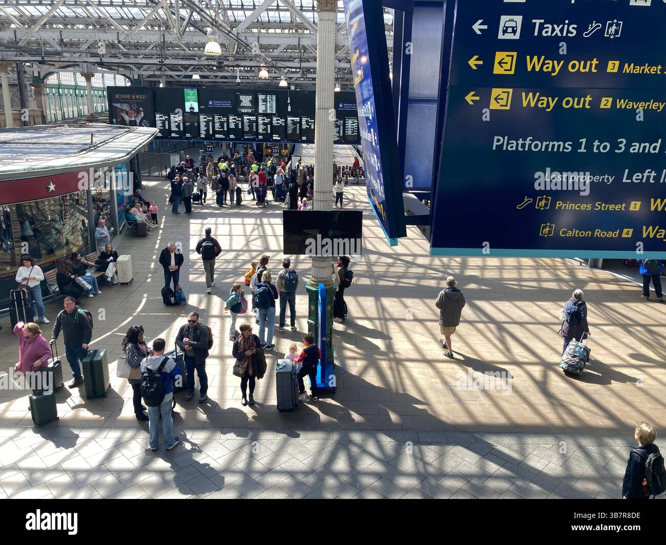 Bahnhof Waverley, Edinburgh, Schottland - Smartphone-aufgenommenes Stockfoto
