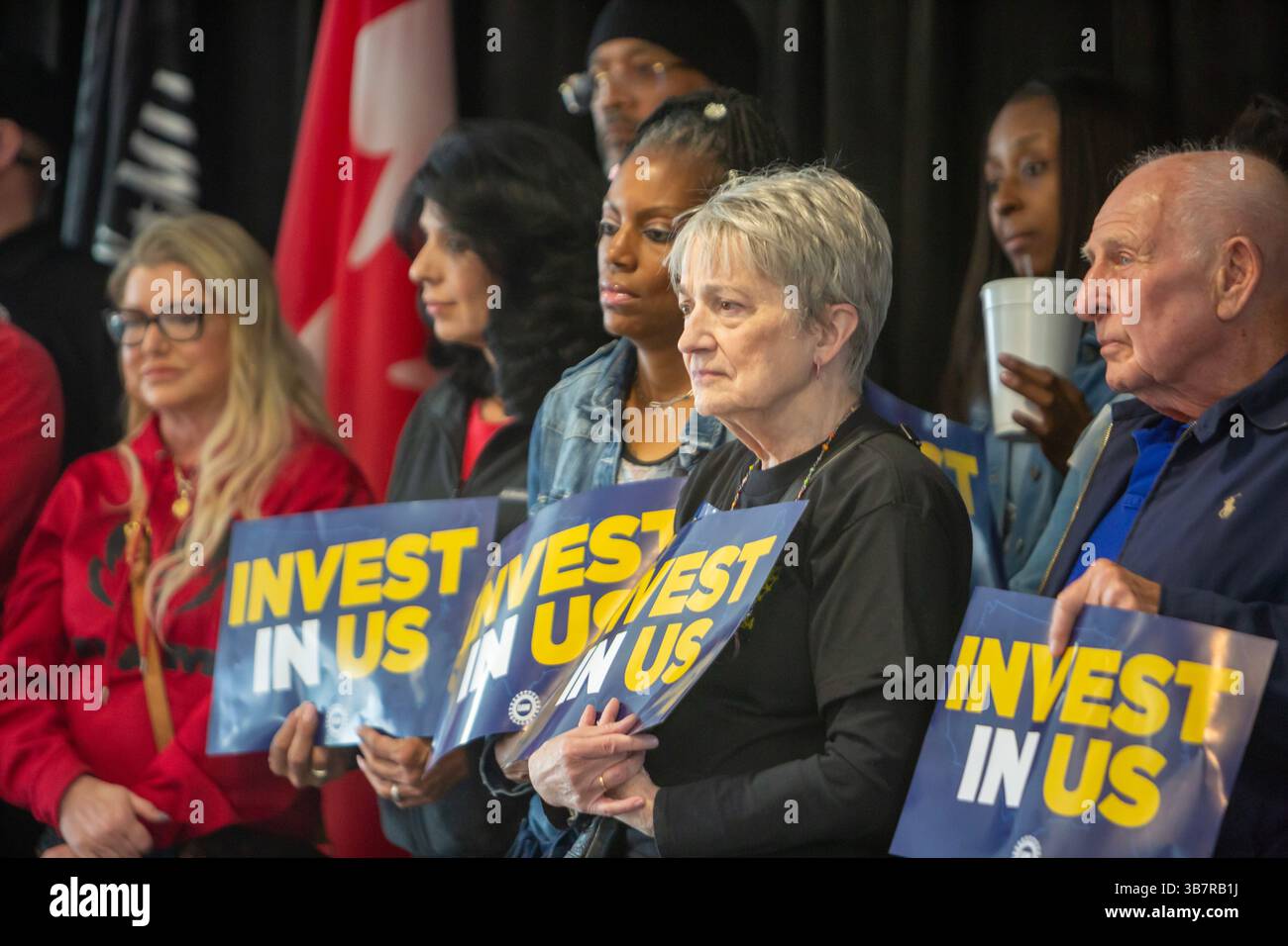 Warren, Michigan, USA. Mai 2025. Mitglieder der United Auto Workers, die bei der Stellantis-Rallye arbeiten, fordern, dass das Unternehmen Auto-Jobs nach Michigan zurückbringt. Die Führer der UAW stellen fest, dass Stellantis über erhebliche Überkapazitäten in seinen amerikanischen Werken verfügt. Quelle: Jim West/Alamy Live News Stockfoto