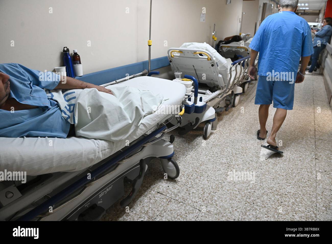 Februar 2024: 07 de febrero del 2024. Krankenhaus San Juan de Dios, San JosÃÂ. 11:30 Uhr El servicio de emergencias del Hospital San Juan de Dios se encuentra saturado de pacientes. fenÃÂ³meno que tambiÃÂ MÃÂ afecta los otros hospitales pÃÂºblicos de la Gran ÃÂ rea Metropolitana como el CalderÃÂ³n Guardia y el. EN la foto: Los pasillos y salones aledaÃÂ±os präsentan una notable afluencia de pacientes y esto obliga a un despliegue de recurso humano que muchas veces no fulface la demanda. Foto: Albert MarÃÂ­n para la NaciÃÂ³n. (Bild: © Albert MarÃÂ­N/La Nacion Stockfoto