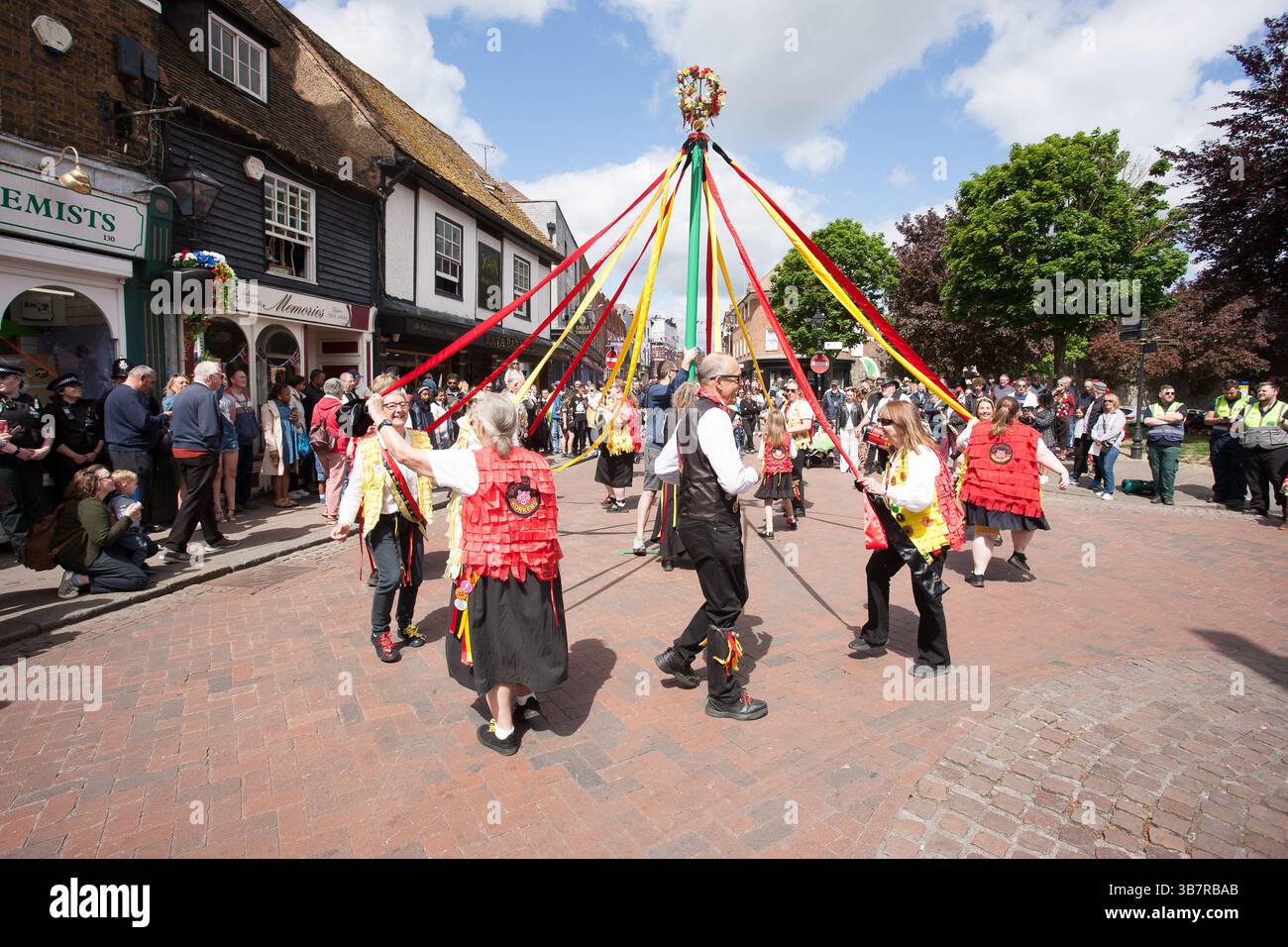 Maypole-Tänzer tanzen Stockfoto