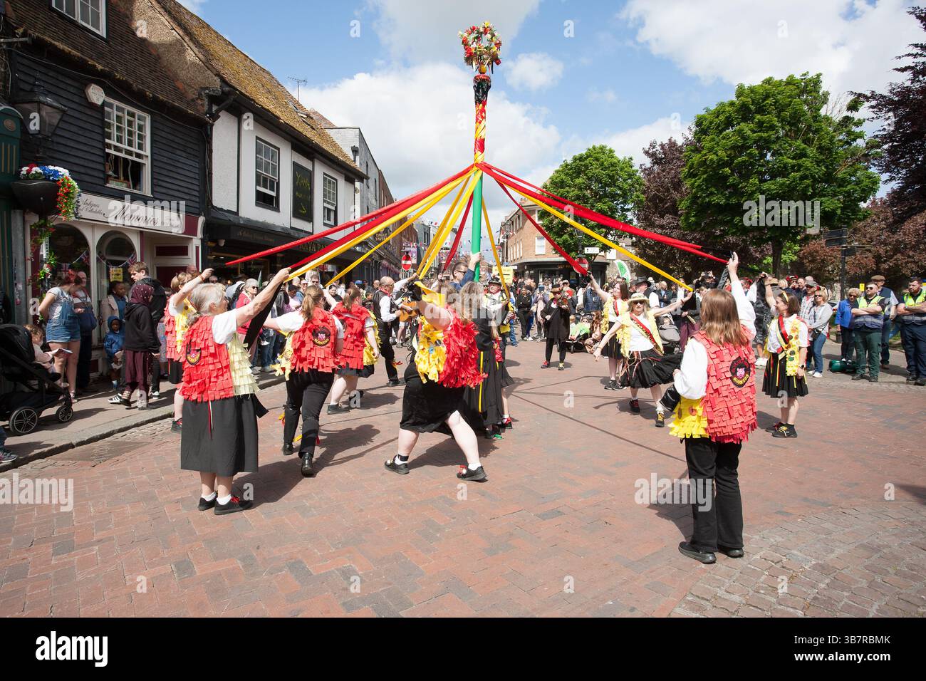 Maypole-Tänzer tanzen Stockfoto