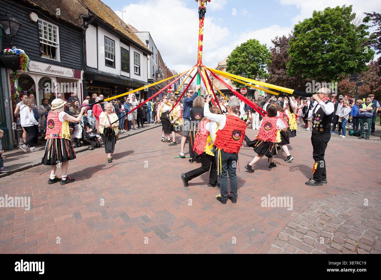 Maypole-Tänzer tanzen Stockfoto
