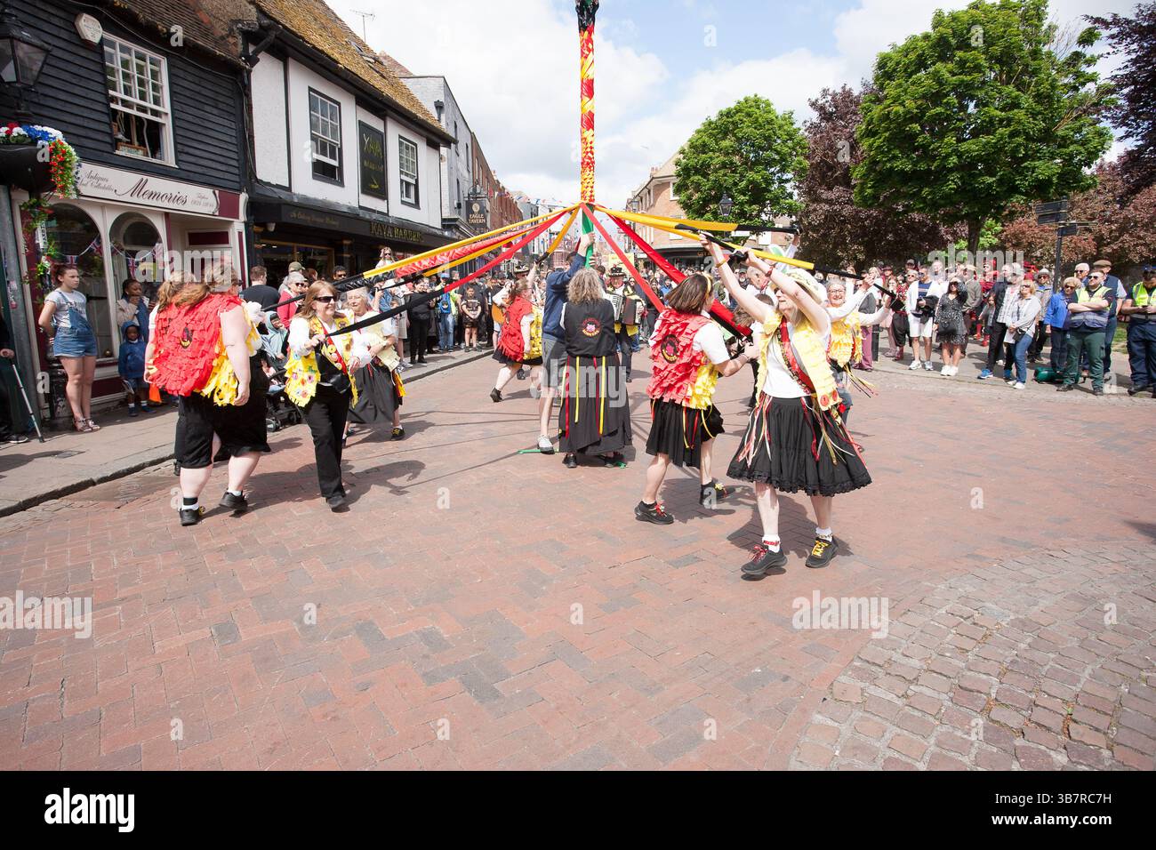 Maypole-Tänzer tanzen Stockfoto