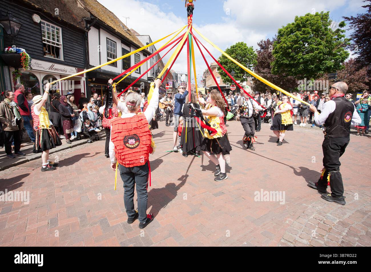Maypole-Tänzer tanzen Stockfoto