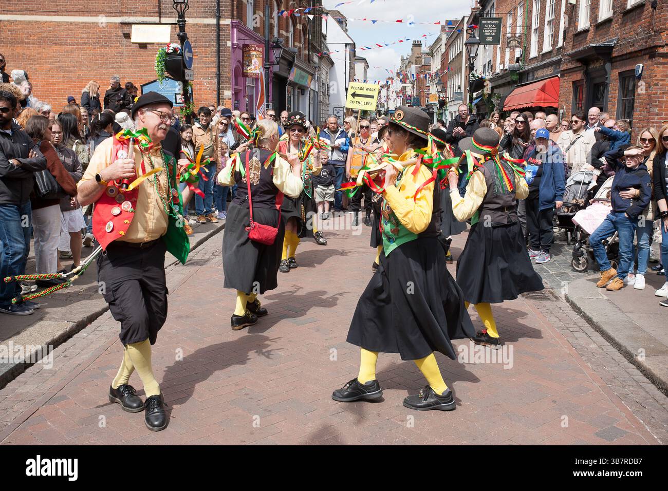 Maypole-Tänzer tanzen Stockfoto