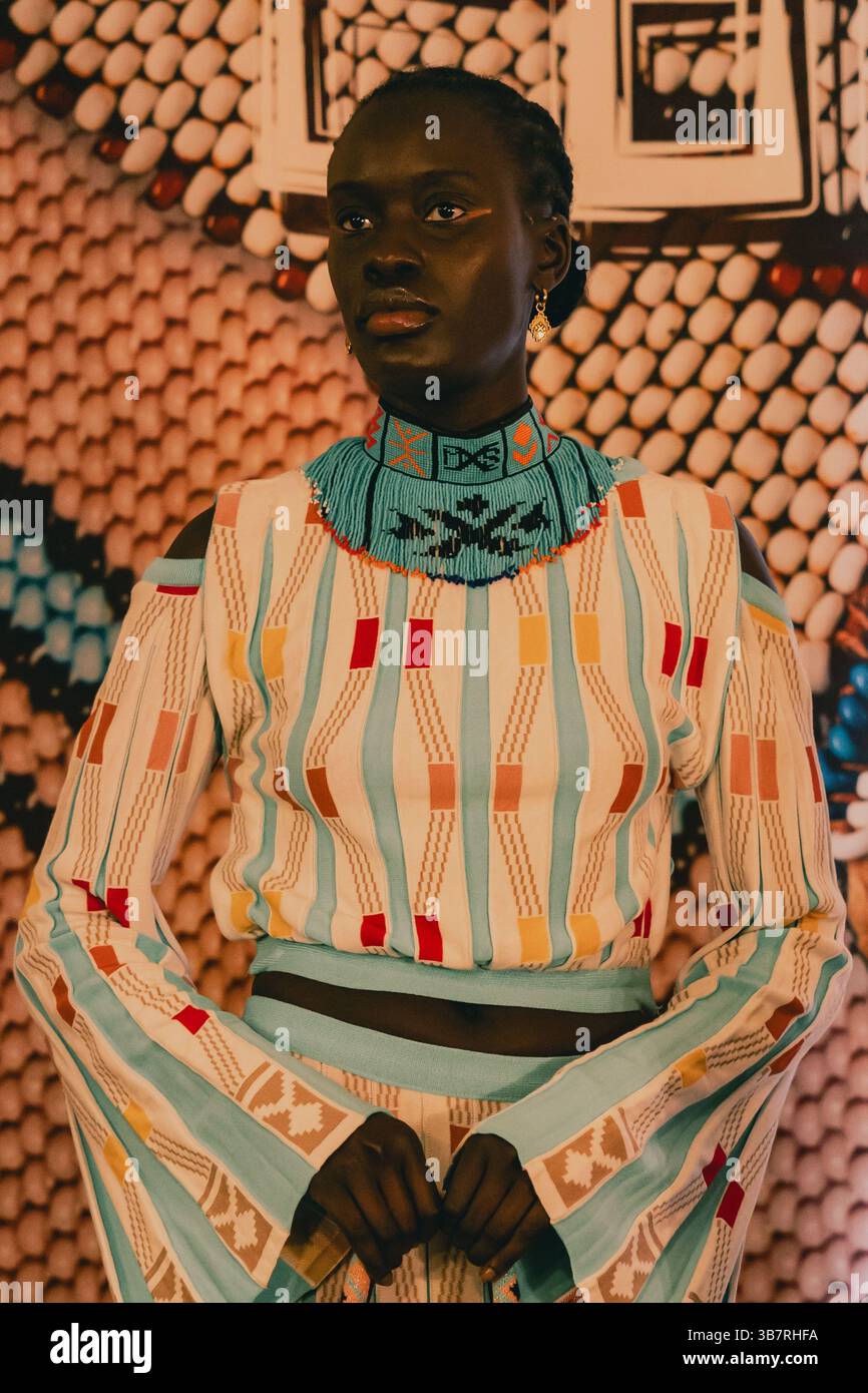 2. März 2024, Paris, Frankreich: Ein Model posiert während der Maxhosa AW24-Präsentation. Die südafrikanische Marke MAXHOSA, gegründet 2010 von Laduma Ngxokolo, präsentierte seine Kollektion ‘’my Conviction’’ während der Fashion Week AW24 in Paris zum ersten Mal. Die Kollektion verkörpert die Essenz der südafrikanischen Xhosa-Kultur und verbindet traditionelle Handwerkskunst mit moderner Ästhetik. (Credit Image: © Lara Hauser/SOPA Images via ZUMA Press Wire) Stockfoto