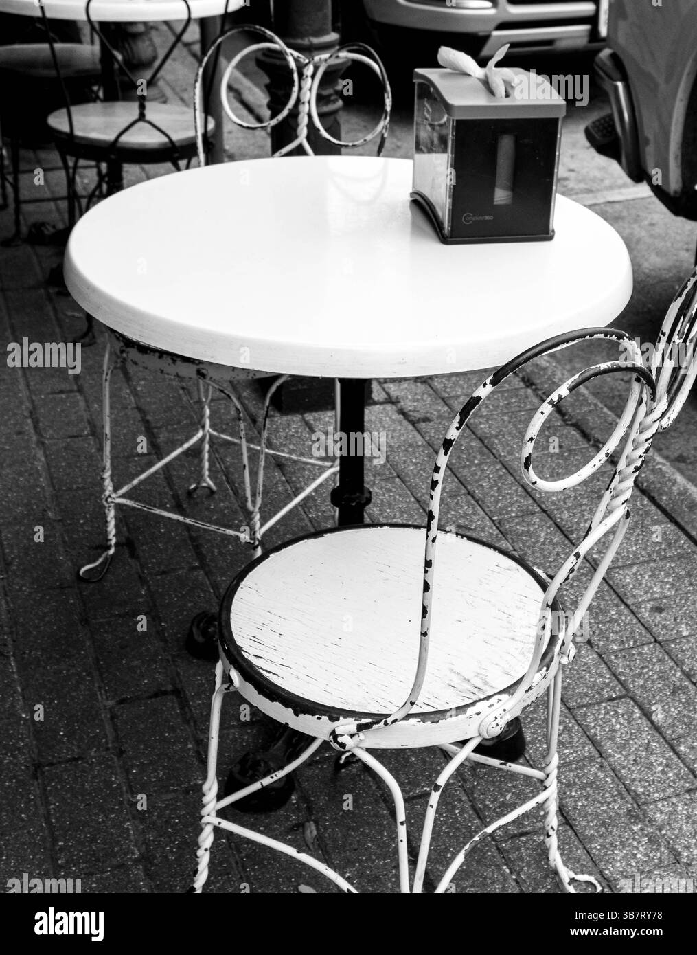 Café-Tisch in Schwarz und weiß Stockfoto