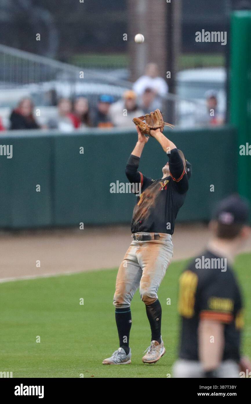 16. Februar 2024: VMI's Ty Swaim (14) macht einen Fang während der NCAA Baseball-Action zwischen den VMI Keydets und den LSU Tigers im Alex Box Stadium, Skip Bertman Field in Baton Rouge, LA. Jonathan Mailhes/CSM (Kreditbild: © Jonathan Mailhes/CSM via ZUMA Press Wire) Stockfoto