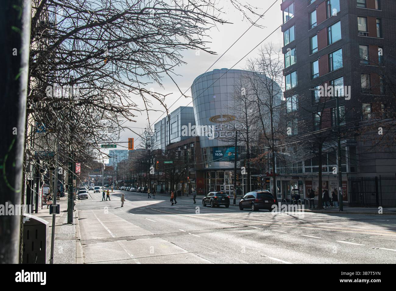 Kreuzung von Abbott Street und West Pender Street im Zentrum von Vancouver, mit Cineplex Odeon, Fußgängern und Gebäuden an einem klaren Wintertag Stockfoto