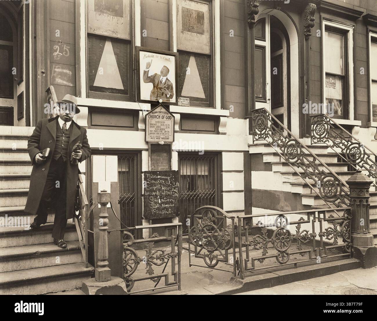 2. Mai 2024, New York City, New York, USA: Man stehend auf Stufen, Church of God, 25 East 132nd Street, New York City, New York, USA, Berenice Abbott, Federal Art Project, ''Changing New York'', Dezember 1936 (Foto: © JT Vintage via ZUMA Press Wire) Stockfoto