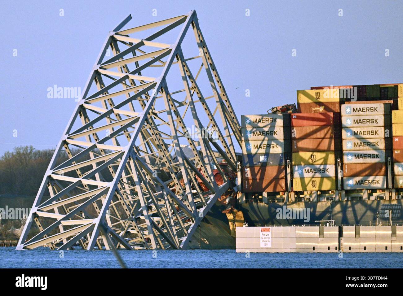 26. März 2024, Baltimore, Maryland, USA: Die Francis Scott Key Bridge brach früh zusammen, nachdem ein Containerschiff eine Stützsäule getroffen hatte. Ein riesiges Frachtschiff, das den Hafen von Baltimore verließ, verlor die Energie und gab kurz vor dem Angriff auf die Brücke am Dienstag einen Bürgeranruf aus, was den Beamten eine kurze Chance gab, Autos anzuhalten und zu versuchen, die Spanne zu evakuieren, bevor sie in den Fluss fiel. Sechs Bauarbeiter auf der Francis Scott Key Bridge blieben vermisst, da Taucher und andere Rettungskräfte auf Booten und Hubschraubern weiterhin nach ihnen suchten. Zwei weitere wurden gerettet. (Kreditbild: © Stockfoto