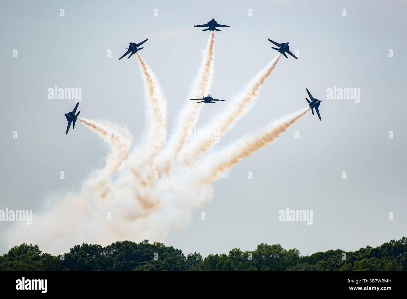 7. April 2024: Die US Navy Flight Demonstration Squadron Blue Angels Boeing F/A-18 Super Hornet führt ein Delta-Ausbruchmanöver als Teil der Kunstflugdemonstration auf der Beyond the Horizon Air and Space Show auf der Maxwell Air Force Base in Montgomery, Alabama durch. Mike Wulf/CSM (Kreditbild: Stockfoto