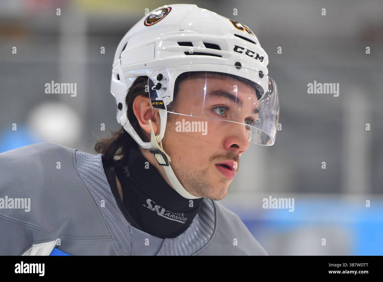 8. November 2023, Wilkes-Barre, Pennsylvania, Vereinigte Staaten: Wilkes-Barre Scranton Penguins AHL #85 Jack Avery trägt einen Nackenschutz während des Trainings im wilkes-Barre scranton Pinguin Training Center. Nach dem Tod des Eishockeyspielers Adam Johnson tragen Spieler in der AHL Nackenschutz zum Schutz. Wilkes-Barre-Pinguinspieler trainierten sie am Mittwoch. (Foto: © Aimee Dilger/SOPA Images via ZUMA Press Wire) Stockfoto