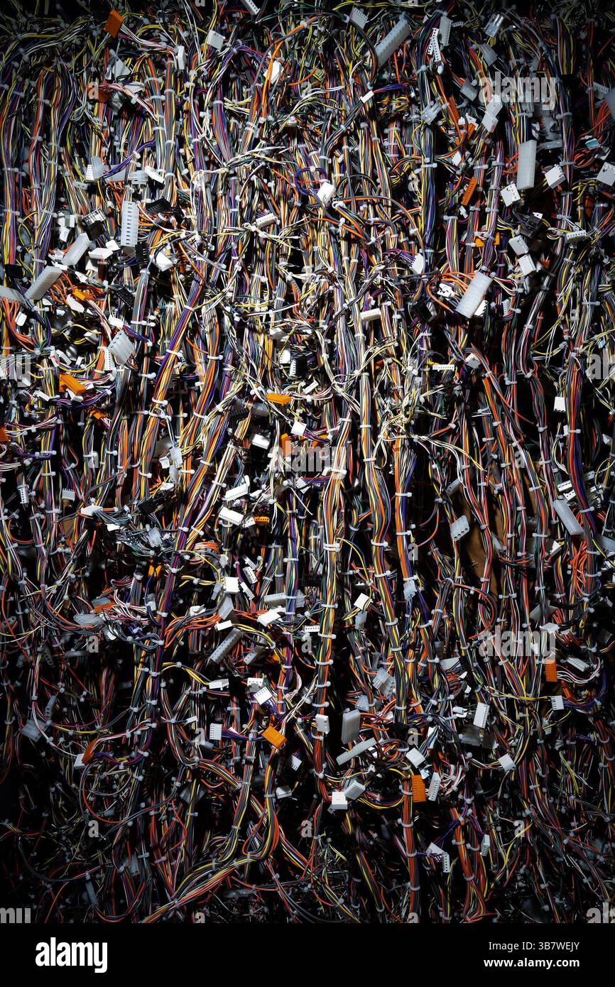 22. Februar 2024, Elk Grove Village, IL, USA: Kabelbäume in der Stern Pinball Factory in Elk Grove Village, Illinois, Donnerstag, 22. Februar 2024. (Bild: © E. Jason Wambsgans/Chicago Tribune via ZUMA Press Wire) Stockfoto