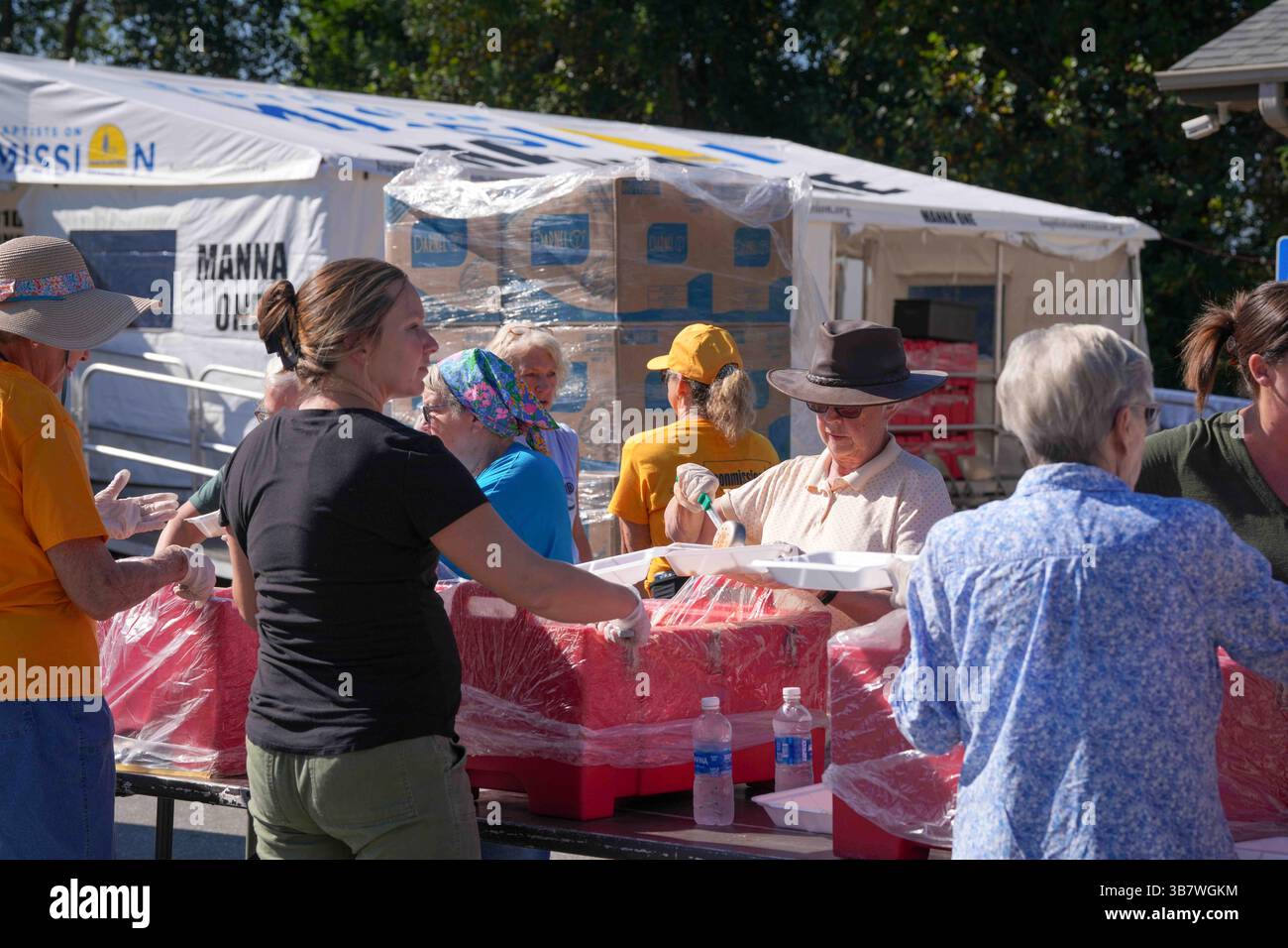 3. Oktober 2023, Marion, NC, Vereinigte Staaten: Volunteers of the Baptists on Mission – North Carolina Disaster Response Ministry, Preparches for Survivors of Hurricane Helene in Grace Community Church, 3. Oktober 2024 in Marion, North Carolina. (Bild: © Madeleine Cook/FEMA/Planet Pix via ZUMA Press Wire) Stockfoto