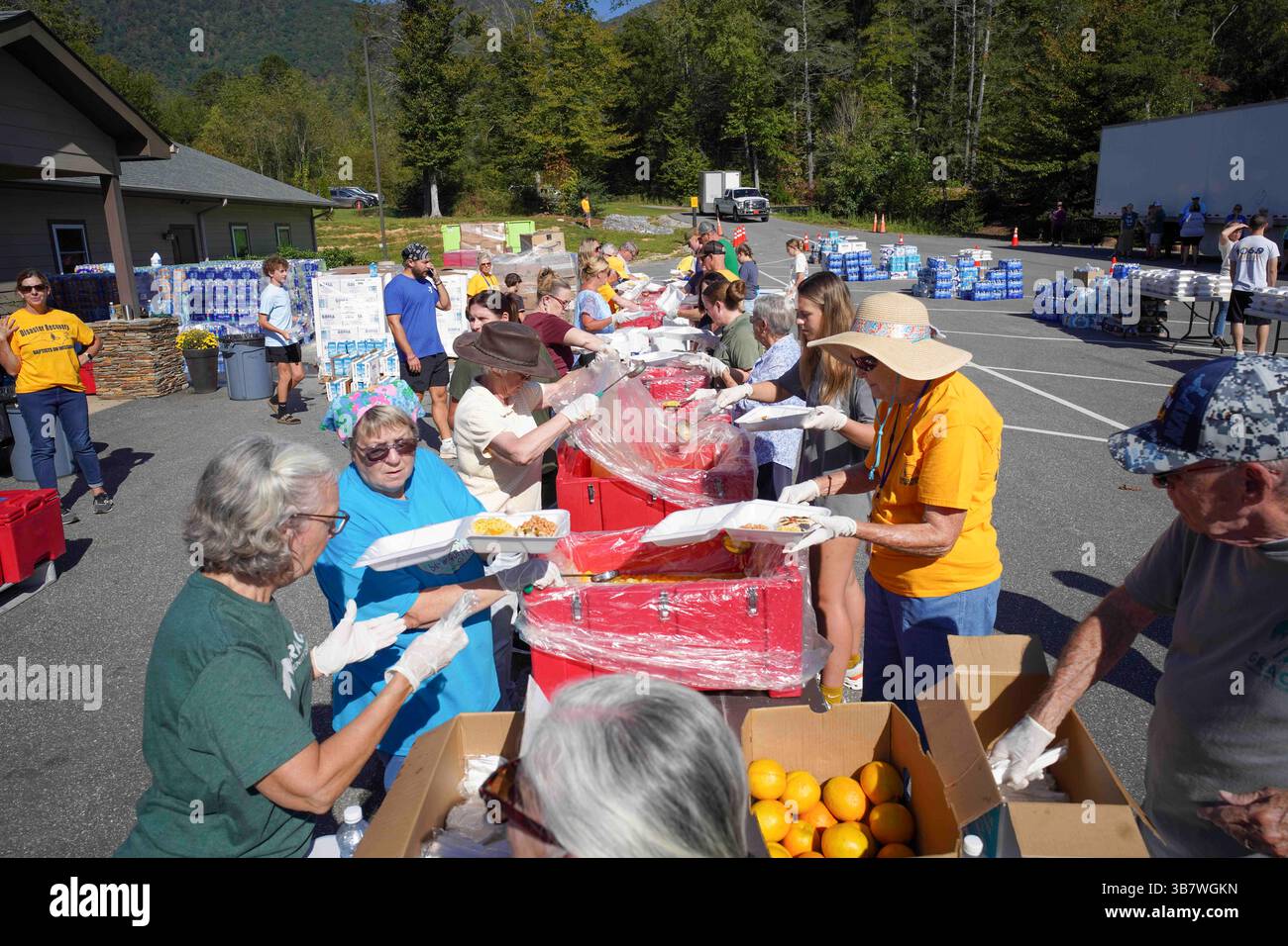 3. Oktober 2023, Marion, NC, Vereinigte Staaten: Volunteers from the Baptists on Mission – North Carolina Disaster Response Ministry bereiten Mittagessen für die Überlebenden des Hurrikans Helene in der Grace Community Church vor, 3. Oktober 2024 in Marion, North Carolina. (Bild: © Madeleine Cook/FEMA/Planet Pix via ZUMA Press Wire) Stockfoto