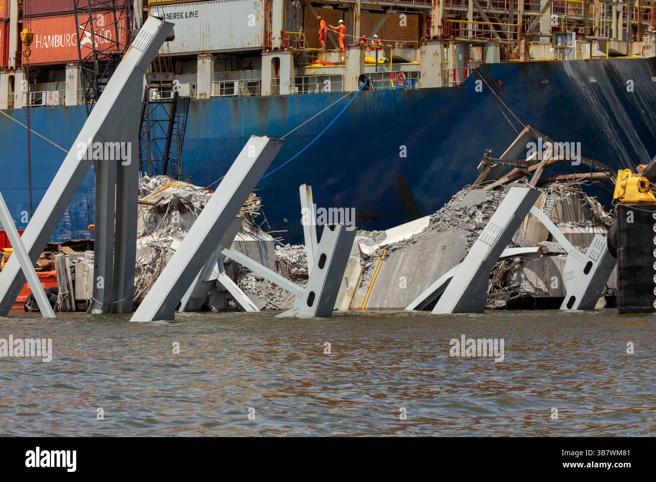 11. Mai 2024, Dundalk, MD, Vereinigte Staaten von Amerika: Stapel von Stahlwerkzeugen und Trümmern auf dem Bug des Frachtschiffes M/V Dali, von der eingestürzten Francis Scott Key Bridge, während die Entfernung fortgesetzt wird, am 11. Mai 2024 in der Nähe von Dundalk, Maryland. Die Brücke wurde am 26. März von dem 984-Fuß-Containerschiff MV Dali getroffen und stürzte zusammen, wobei sechs Arbeiter ums Leben kamen. (Bild: © Christopher Rosario/U.S. Army/Planet Pix via ZUMA Press Wire) Stockfoto