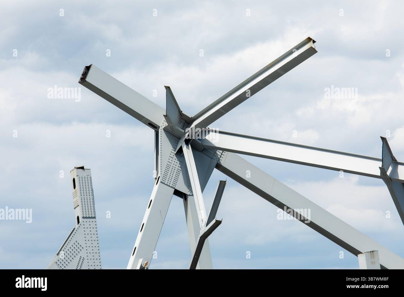 11. Mai 2024, Dundalk, MD, Vereinigte Staaten von Amerika: Stahlträger und Schutt ragen aus dem Patapsco River von der eingestürzten Francis Scott Key Bridge, als die Reinigung und Entfernung in die letzte Phase am 11. Mai 2024 in der Nähe von Dundalk, Maryland, eintritt. Die Brücke wurde am 26. März von dem 984-Fuß-Containerschiff MV Dali getroffen und stürzte zusammen, wobei sechs Arbeiter ums Leben kamen. (Bild: © Christopher Rosario/U.S. Army/Planet Pix via ZUMA Press Wire) Stockfoto
