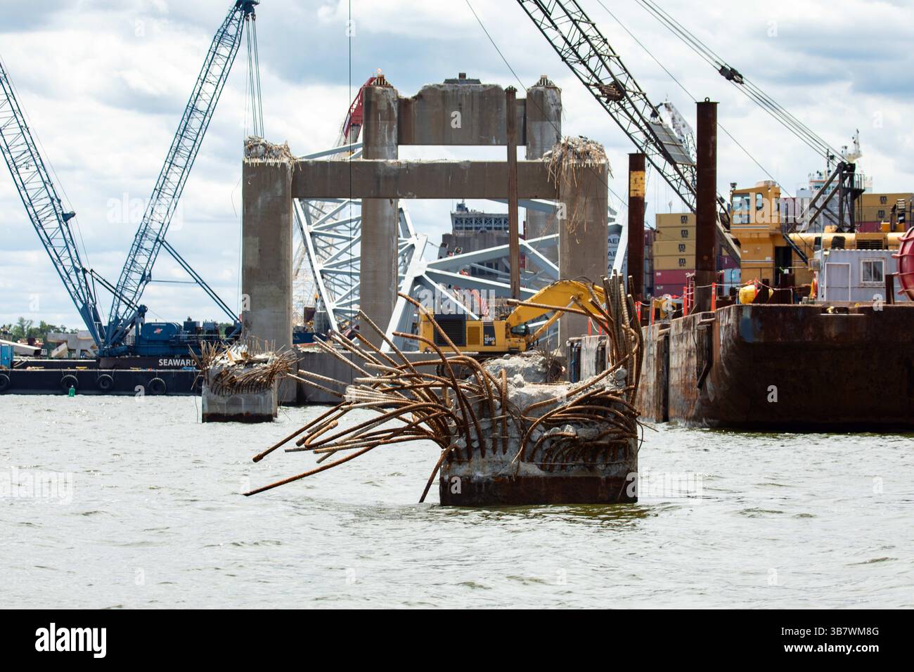11. Mai 2024, Dundalk, MD, Vereinigte Staaten von Amerika: Stahlträger und Schutt ragen aus dem Patapsco River von der eingestürzten Francis Scott Key Bridge, als die Reinigung und Entfernung in die letzte Phase am 11. Mai 2024 in der Nähe von Dundalk, Maryland, eintritt. Die Brücke wurde am 26. März von dem 984-Fuß-Containerschiff MV Dali getroffen und stürzte zusammen, wobei sechs Arbeiter ums Leben kamen. (Bild: © Christopher Rosario/U.S. Army/Planet Pix via ZUMA Press Wire) Stockfoto