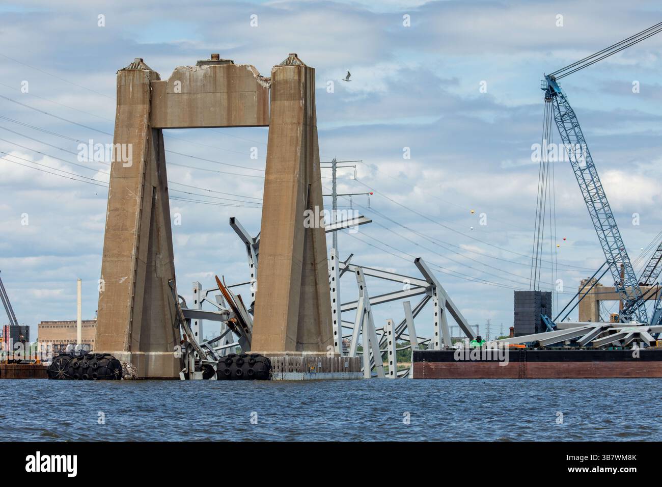 11. Mai 2024, Dundalk, MD, Vereinigte Staaten von Amerika: Stahlträger und Schutt ragen aus dem Patapsco River von der eingestürzten Francis Scott Key Bridge, als die Reinigung und Entfernung in die letzte Phase am 11. Mai 2024 in der Nähe von Dundalk, Maryland, eintritt. Die Brücke wurde am 26. März von dem 984-Fuß-Containerschiff MV Dali getroffen und stürzte zusammen, wobei sechs Arbeiter ums Leben kamen. (Bild: © Christopher Rosario/U.S. Army/Planet Pix via ZUMA Press Wire) Stockfoto