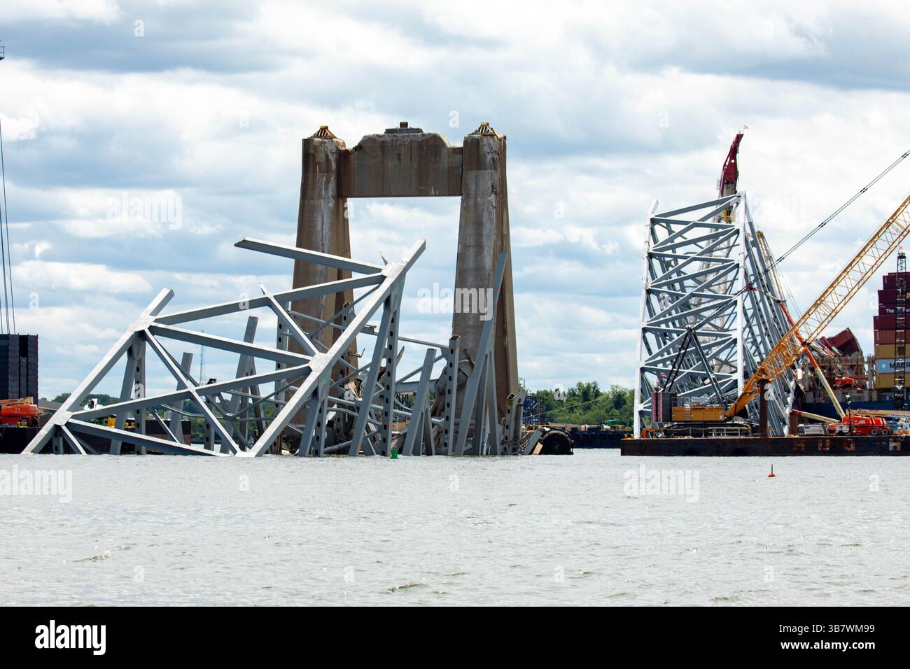 11. Mai 2024, Dundalk, MD, Vereinigte Staaten von Amerika: Stahlträger und Schutt ragen aus dem Patapsco River von der eingestürzten Francis Scott Key Bridge, als die Reinigung und Entfernung in die letzte Phase am 11. Mai 2024 in der Nähe von Dundalk, Maryland, eintritt. Die Brücke wurde am 26. März von dem 984-Fuß-Containerschiff MV Dali getroffen und stürzte zusammen, wobei sechs Arbeiter ums Leben kamen. (Bild: © Christopher Rosario/U.S. Army/Planet Pix via ZUMA Press Wire) Stockfoto