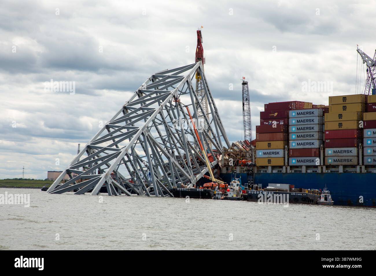 11. Mai 2024, Dundalk, MD, Vereinigte Staaten von Amerika: Stapel von Stahlwerkzeugen und Trümmern auf dem Bug des Frachtschiffes M/V Dali, von der eingestürzten Francis Scott Key Bridge, während die Entfernung fortgesetzt wird, am 11. Mai 2024 in der Nähe von Dundalk, Maryland. Die Brücke wurde am 26. März von dem 984-Fuß-Containerschiff MV Dali getroffen und stürzte zusammen, wobei sechs Arbeiter ums Leben kamen. (Bild: © Christopher Rosario/U.S. Army/Planet Pix via ZUMA Press Wire) Stockfoto