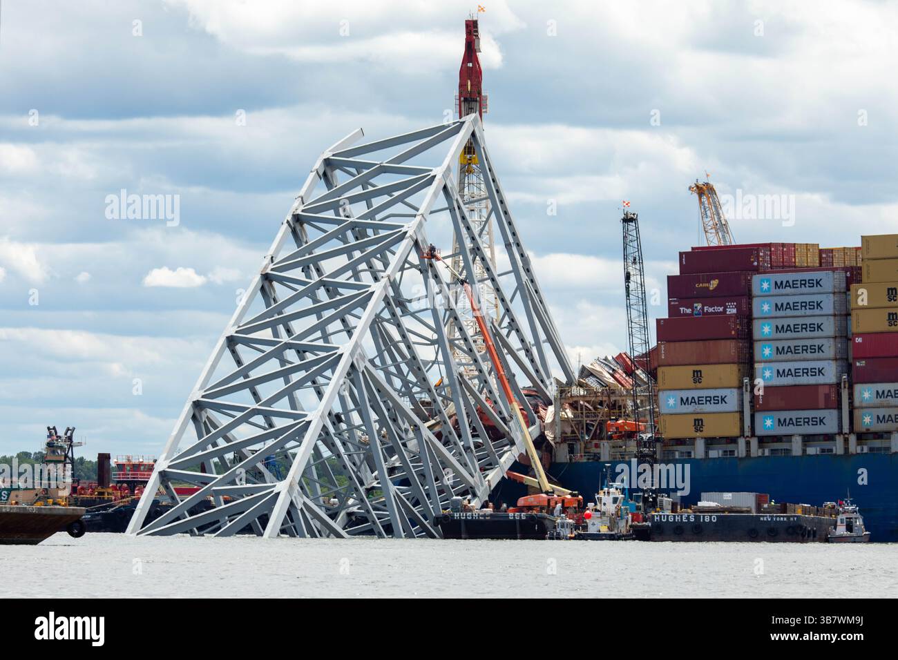 11. Mai 2024, Dundalk, MD, Vereinigte Staaten von Amerika: Stapel von Stahlwerkzeugen und Trümmern auf dem Bug des Frachtschiffes M/V Dali, von der eingestürzten Francis Scott Key Bridge, während die Entfernung fortgesetzt wird, am 11. Mai 2024 in der Nähe von Dundalk, Maryland. Die Brücke wurde am 26. März von dem 984-Fuß-Containerschiff MV Dali getroffen und stürzte zusammen, wobei sechs Arbeiter ums Leben kamen. (Bild: © Christopher Rosario/U.S. Army/Planet Pix via ZUMA Press Wire) Stockfoto
