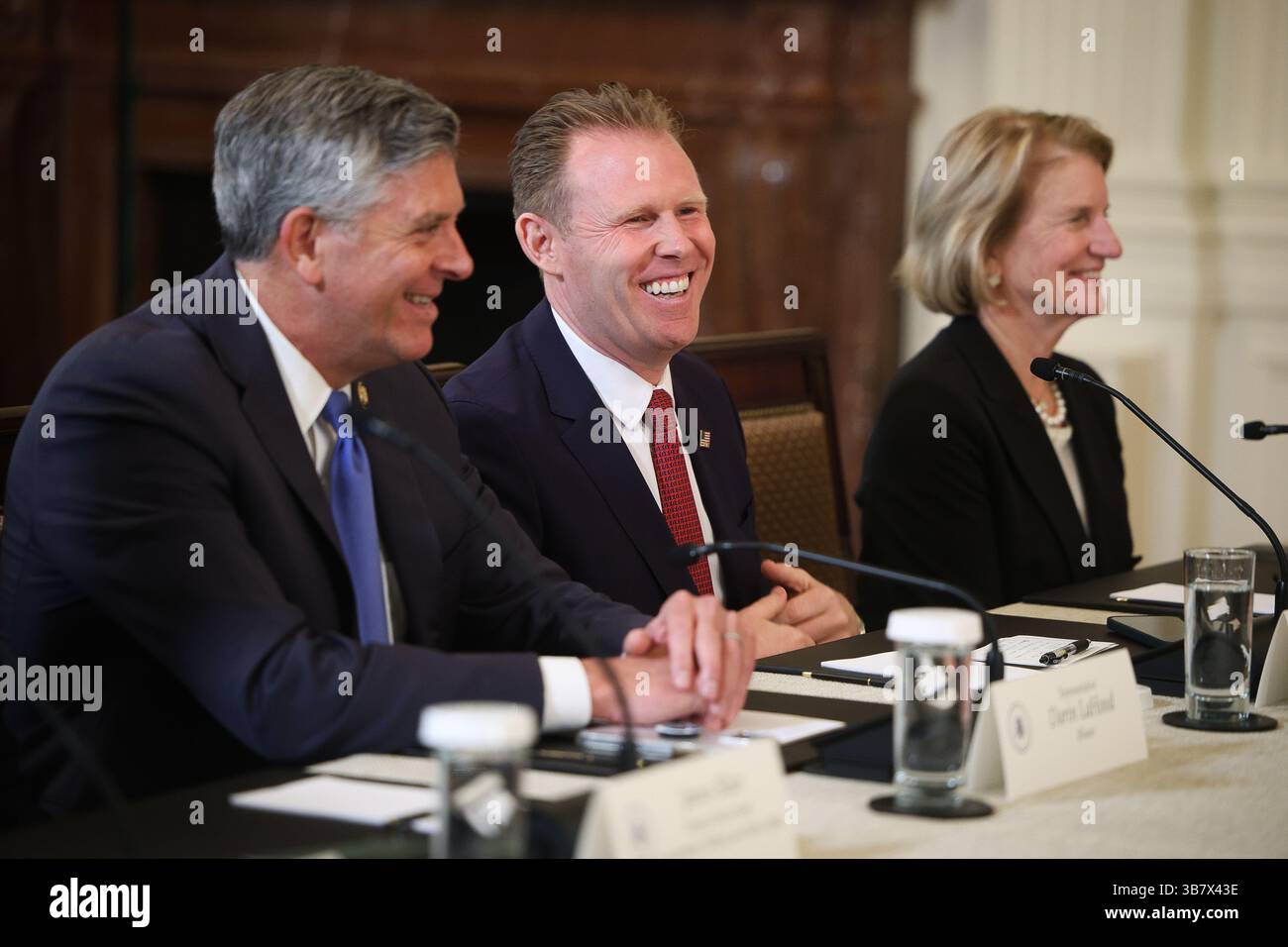 Andrew Giuliani, Exekutivdirektor der Task Force des Weißen Hauses bei der FIFA-Weltmeisterschaft 2026, wird von dem US-Repräsentanten darin LaHood (Republikaner von Illinois) links und dem US-Senator Shelley Moore Capito (Republikaner von West Virginia) rechts während eines Treffens der Task Force im East Room des Weißen Hauses am 6. Mai 2025 gesehen.Credit: Francis Chung/Pool via CNP /MediaPunch Stockfoto