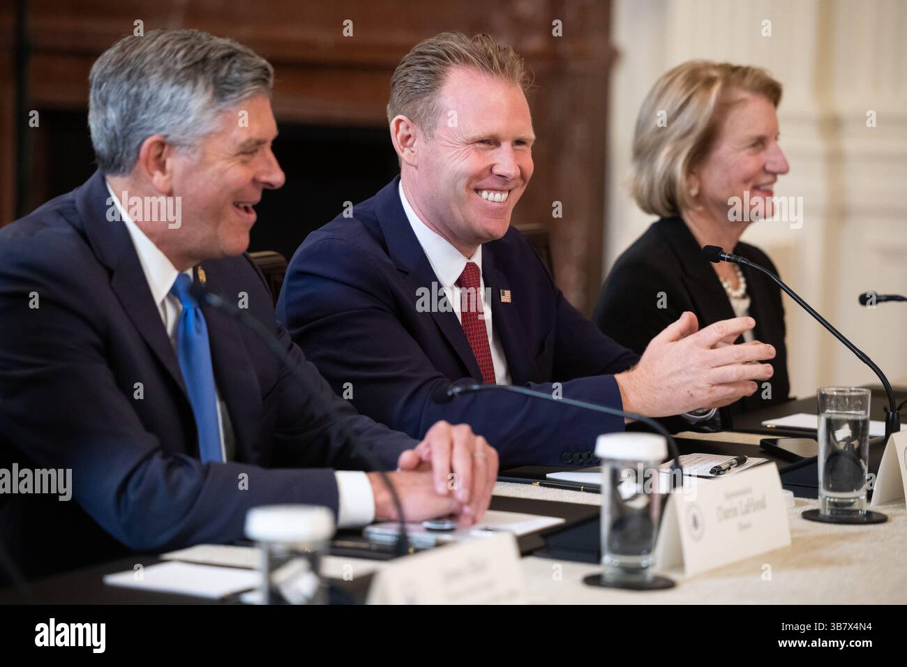 Andrew Giuliani, Exekutivdirektor der Task Force des Weißen Hauses bei der FIFA-Weltmeisterschaft 2026, wird von dem US-Repräsentanten darin LaHood (Republikaner von Illinois) links und dem US-Senator Shelley Moore Capito (Republikaner von West Virginia) rechts während eines Treffens der Task Force im East Room des Weißen Hauses am 6. Mai 2025 gesehen.Credit: Francis Chung/Pool via CNP /MediaPunch Stockfoto