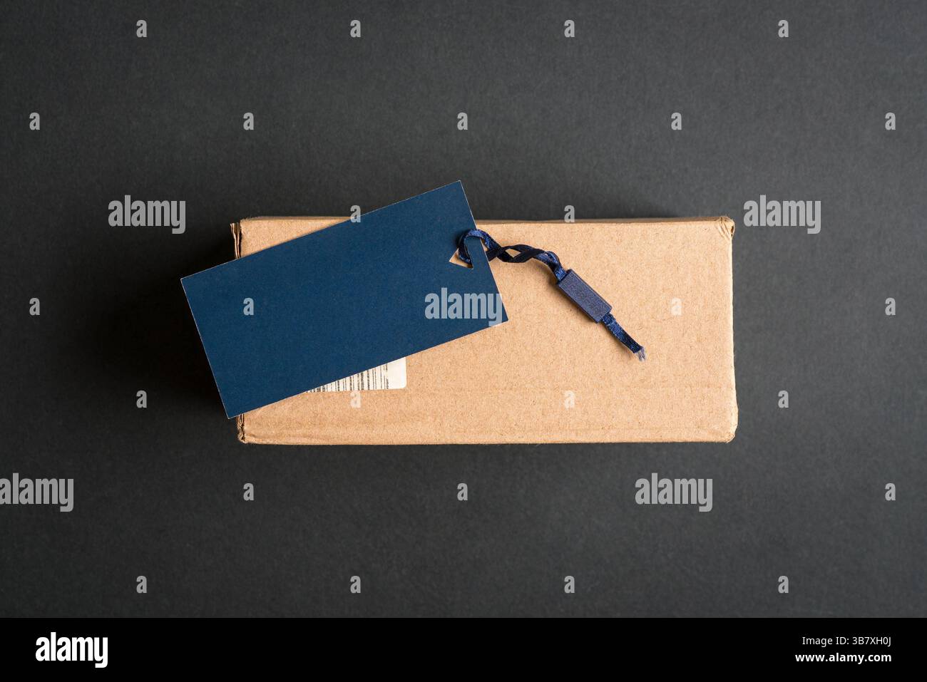 Blaues Etikett auf der Kartonverpackung. Kopierbereich. Stockfoto