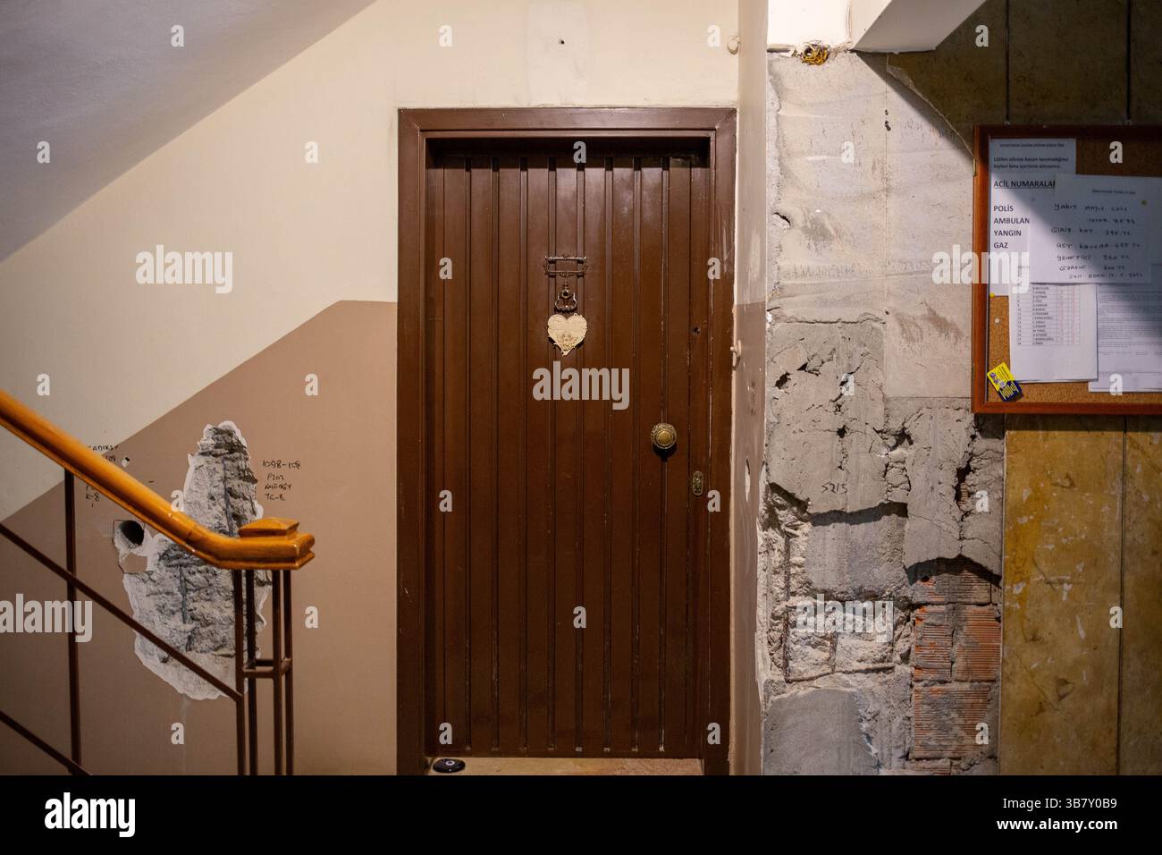 5. Juni 2024: Istanbul, Türkei am 5. Juni 2024: Die Bagdat Street, die längste und berühmteste Straße Istanbuls, die mit ihrer einzigartigen Architektur Aufmerksamkeit auf sich zieht, setzt die städtische Transformation mit den umliegenden Straßen im Alltag fort. In Istanbul, das von Erdbeben bedroht ist, setzt sich der städtische Wandel fort mit den Problemen unfairer Gewinnvergabe, Verkehr und Verschmutzung. Nach Angaben von Experten wird erwartet, dass die nordanatolische Verwerfungslinie, die durch das Meer von â€‹ â€‹ Marmara verläuft, ein Erdbeben der Stärke 7,5 hervorruft. (Kreditbild: © Tolga Ildun/ZUMA Press Wi Stockfoto