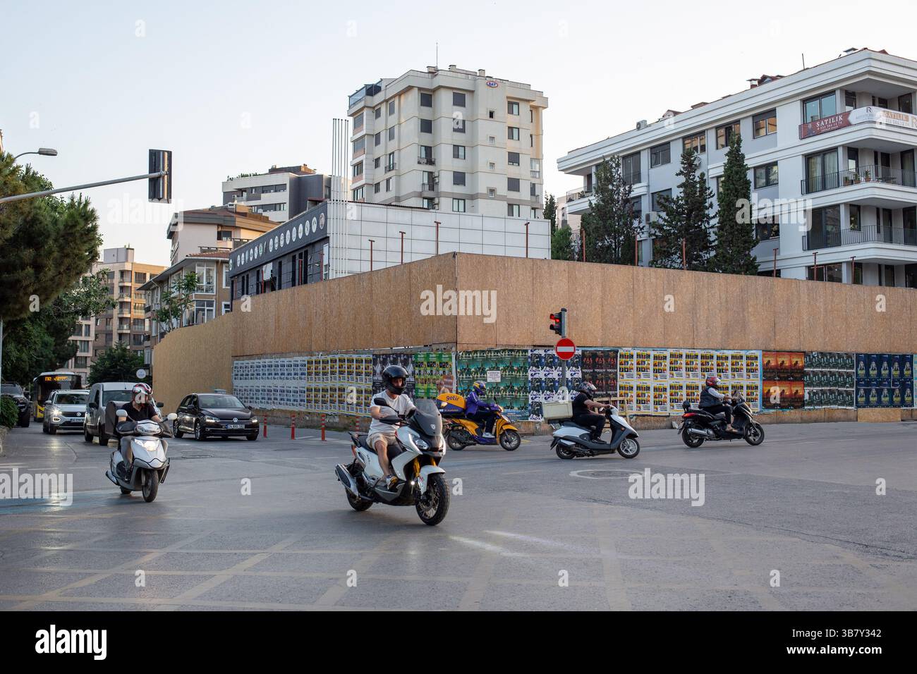 5. Juni 2024: Istanbul, Türkei am 5. Juni 2024: Die Bagdat Street, die längste und berühmteste Straße Istanbuls, die mit ihrer einzigartigen Architektur Aufmerksamkeit auf sich zieht, setzt die städtische Transformation mit den umliegenden Straßen im Alltag fort. In Istanbul, das von Erdbeben bedroht ist, setzt sich der städtische Wandel fort mit den Problemen unfairer Gewinnvergabe, Verkehr und Verschmutzung. Nach Angaben von Experten wird erwartet, dass die nordanatolische Verwerfungslinie, die durch das Meer von â€‹ â€‹ Marmara verläuft, ein Erdbeben der Stärke 7,5 hervorruft. (Kreditbild: © Tolga Ildun/ZUMA Press Wi Stockfoto