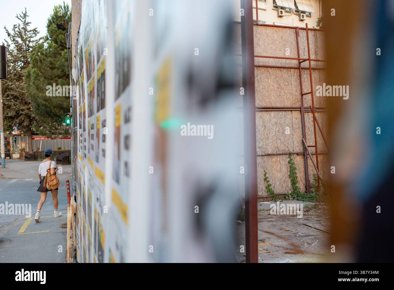 5. Juni 2024: Istanbul, Türkei am 5. Juni 2024: Die Bagdat Street, die längste und berühmteste Straße Istanbuls, die mit ihrer einzigartigen Architektur Aufmerksamkeit auf sich zieht, setzt die städtische Transformation mit den umliegenden Straßen im Alltag fort. In Istanbul, das von Erdbeben bedroht ist, setzt sich der städtische Wandel fort mit den Problemen unfairer Gewinnvergabe, Verkehr und Verschmutzung. Nach Angaben von Experten wird erwartet, dass die nordanatolische Verwerfungslinie, die durch das Meer von â€‹ â€‹ Marmara verläuft, ein Erdbeben der Stärke 7,5 hervorruft. (Kreditbild: © Tolga Ildun/ZUMA Press Wi Stockfoto