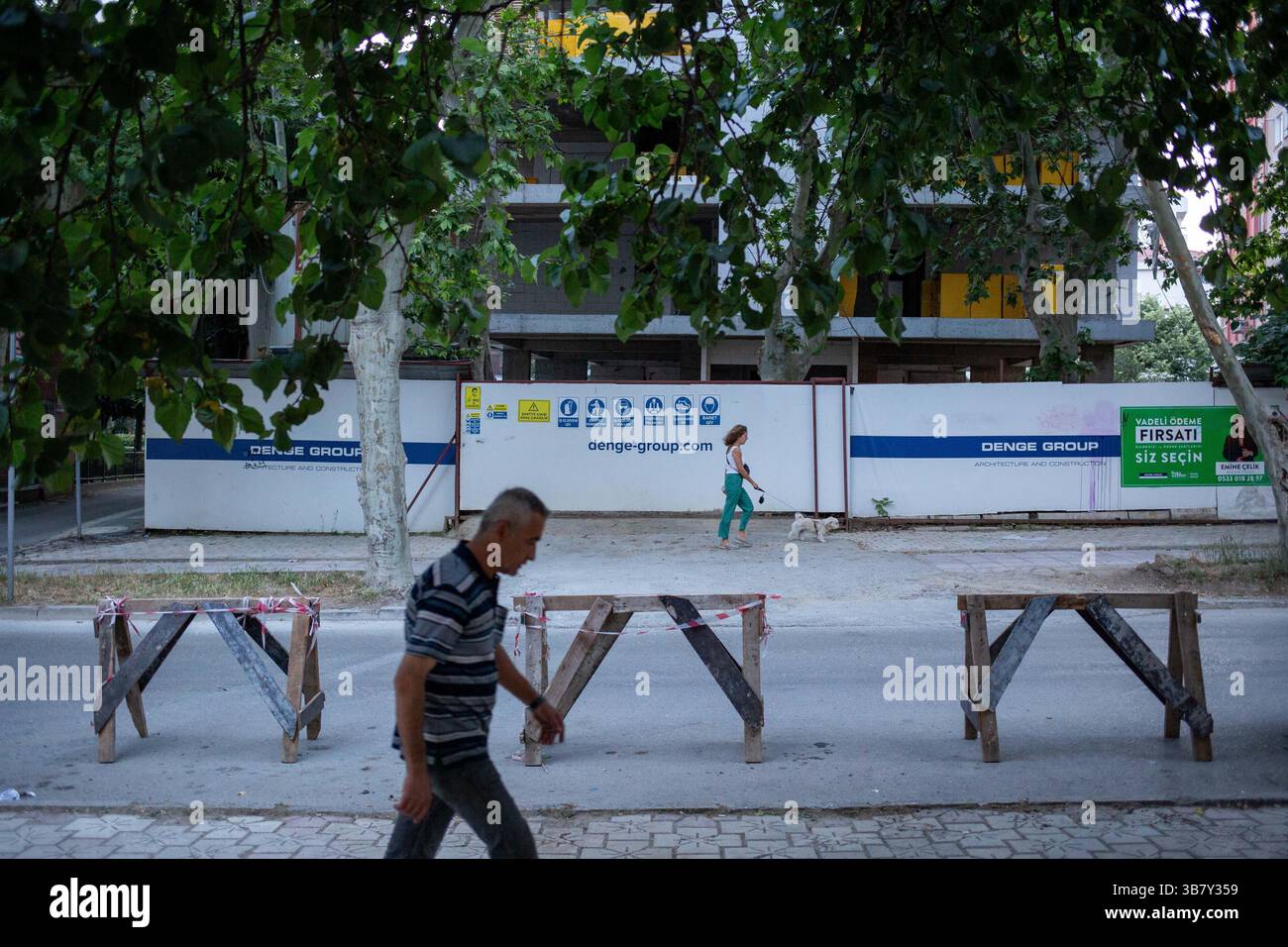5. Juni 2024: Istanbul, Türkei am 5. Juni 2024: Die Bagdat Street, die längste und berühmteste Straße Istanbuls, die mit ihrer einzigartigen Architektur Aufmerksamkeit auf sich zieht, setzt die städtische Transformation mit den umliegenden Straßen im Alltag fort. In Istanbul, das von Erdbeben bedroht ist, setzt sich der städtische Wandel fort mit den Problemen unfairer Gewinnvergabe, Verkehr und Verschmutzung. Nach Angaben von Experten wird erwartet, dass die nordanatolische Verwerfungslinie, die durch das Meer von â€‹ â€‹ Marmara verläuft, ein Erdbeben der Stärke 7,5 hervorruft. (Kreditbild: © Tolga Ildun/ZUMA Press Wi Stockfoto