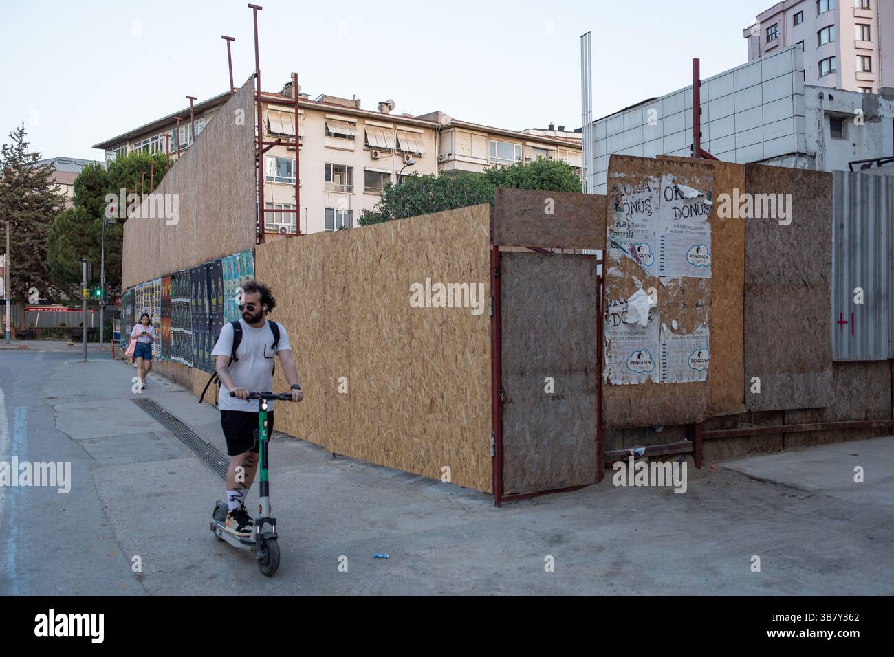 5. Juni 2024: Istanbul, Türkei am 5. Juni 2024: Die Bagdat Street, die längste und berühmteste Straße Istanbuls, die mit ihrer einzigartigen Architektur Aufmerksamkeit auf sich zieht, setzt die städtische Transformation mit den umliegenden Straßen im Alltag fort. In Istanbul, das von Erdbeben bedroht ist, setzt sich der städtische Wandel fort mit den Problemen unfairer Gewinnvergabe, Verkehr und Verschmutzung. Nach Angaben von Experten wird erwartet, dass die nordanatolische Verwerfungslinie, die durch das Meer von â€‹ â€‹ Marmara verläuft, ein Erdbeben der Stärke 7,5 hervorruft. (Kreditbild: © Tolga Ildun/ZUMA Press Wi Stockfoto