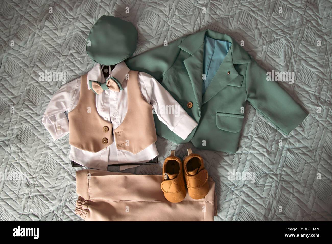 Eleganter Junge, modisches Kinderoutfit. Flache Lage, Draufsicht Stockfoto