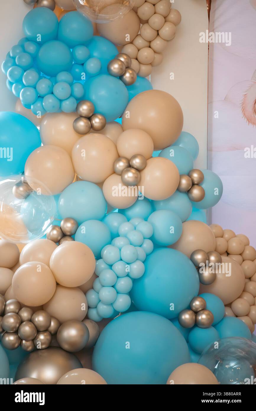 Geburtstagsdekoration mit blauen Ballons auf blauem Hintergrund. Festtaufe-Konzept. Geburtstagsfeier. Stockfoto