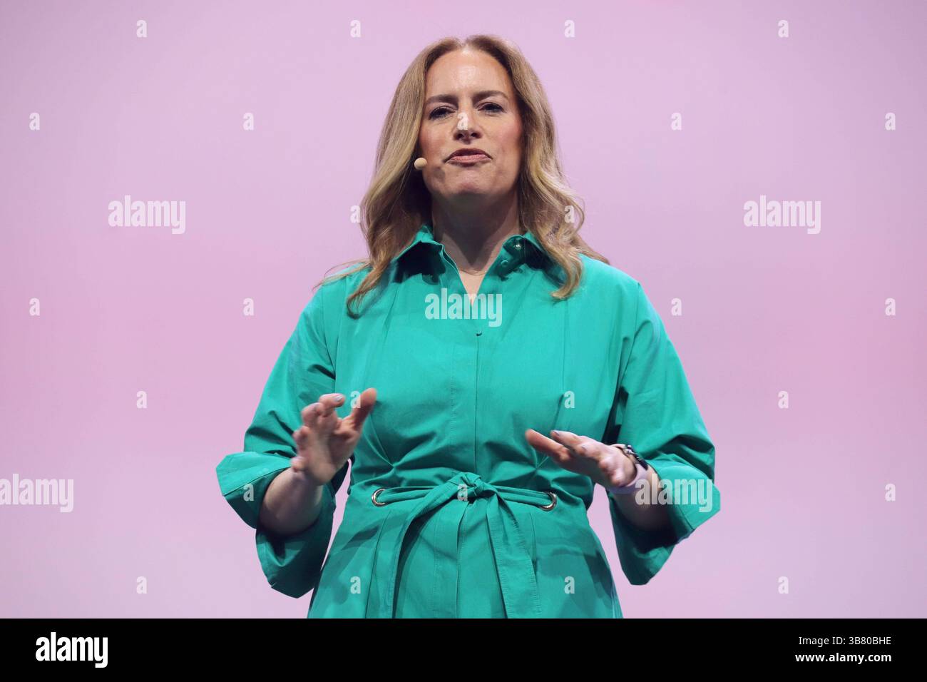 OMR Festival Tag 1 Hamburg Debbie Weinstein, OMR Festival Tag 1, Hamburg Messehallen, 06.05.2025 auf den großen Festival-Bühnen sprechen internationale Stars und Gestalter*innen sowie Hidden Champions aus der Digital-Wirtschaft, Popkultur, Bankenwesen, Sport und Politik über die aktuellsten Trends und wichtigsten Herausforderungen. *** OMR Festival Day 1 Hamburg Debbie Weinstein, OMR Festival Day 1, Hamburg Messehallen, 06 05 2025 Internationale Stars und Designer sowie Hidden Champions aus der digitalen Wirtschaft, Popkultur, Banking, Sport und Politik sprechen über die neuesten Trends und Mos Stockfoto