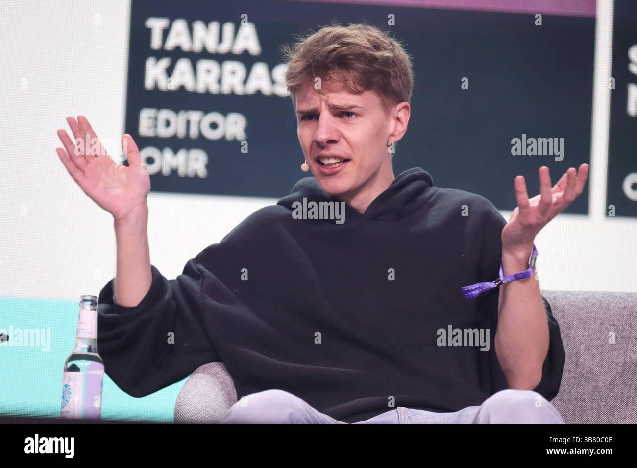 OMR Festival Tag 1 Hamburg Levi Penell, OMR Festival Tag 1, Hamburg Messehallen, 06.05.2025 auf den großen Festival-Bühnen sprechen internationale Stars und Gestalter*innen sowie Hidden Champions aus der Digital-Wirtschaft, Popkultur, Bankenwesen, Sport und Politik über die aktuellsten Trends und wichtigsten Herausforderungen. *** OMR Festival Day 1 Hamburg Levi Penell, OMR Festival Day 1, Hamburg Messehallen, 06 05 2025 Internationale Stars und Designer sowie Hidden Champions aus der digitalen Wirtschaft, Popkultur, Banking, Sport und Politik sprechen über die neuesten Trends und wichtigsten Stockfoto