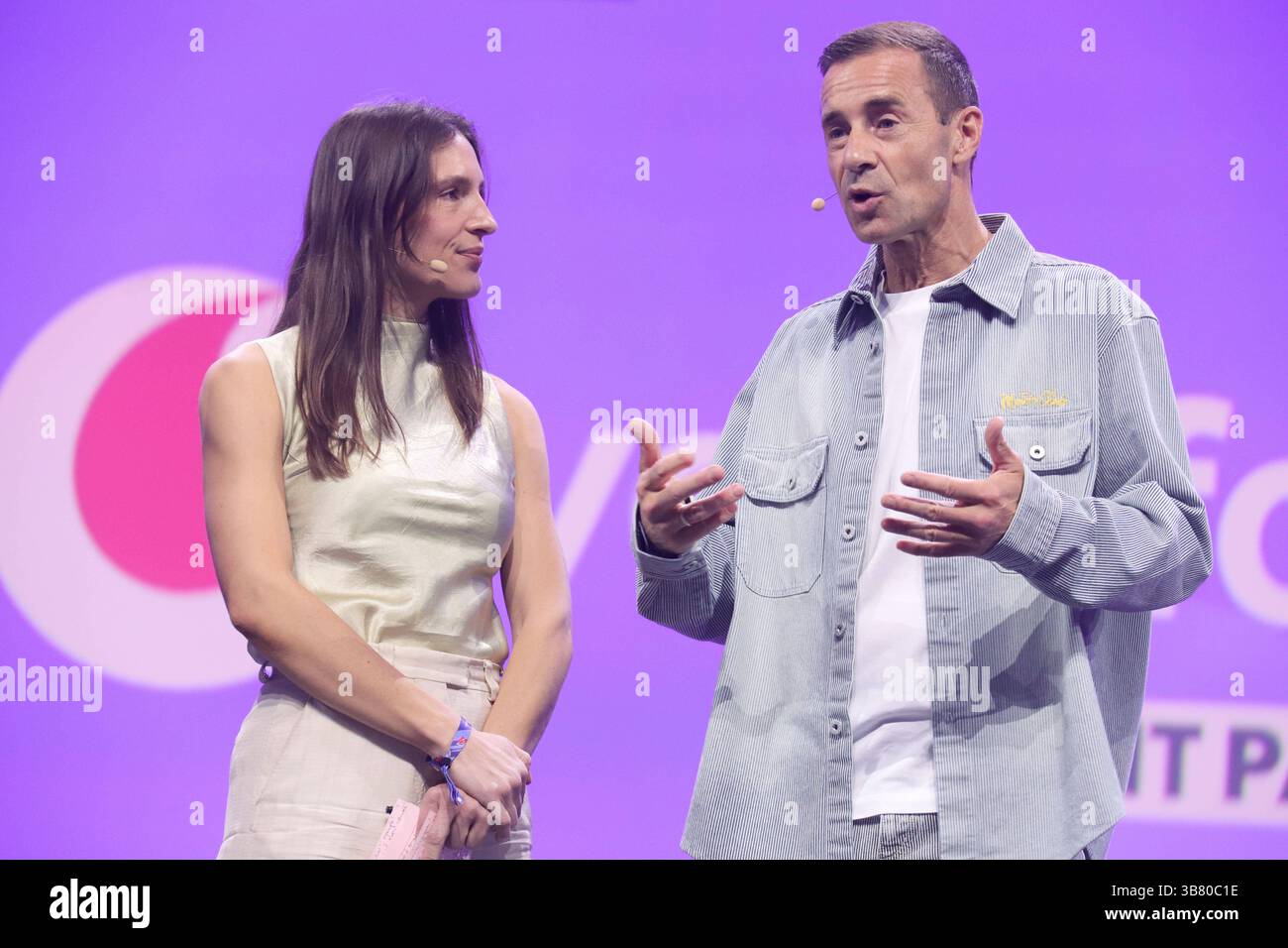 OMR Festival Tag 1 Hamburg Andrea Petkovic, Kai Pflaume, OMR Festival Tag 1, Hamburg Messehallen, 06.05.2025 auf den großen Festival-Bühnen sprechen internationale Stars und Gestalter*innen sowie Hidden Champions aus der Digital-Wirtschaft, Popkultur, Bankenwesen, Sport und Politik über die aktuellsten Trends und wichtigsten Herausforderungen. *** OMR Festival Day 1 Hamburg Andrea Petkovic, Kai Pflaume, OMR Festival Day 1, Hamburg Messehallen, 06 05 2025 Internationale Stars und Designer sowie Hidden Champions aus der digitalen Wirtschaft, Popkultur, Banking, Sport und Politik sprechen über t Stockfoto